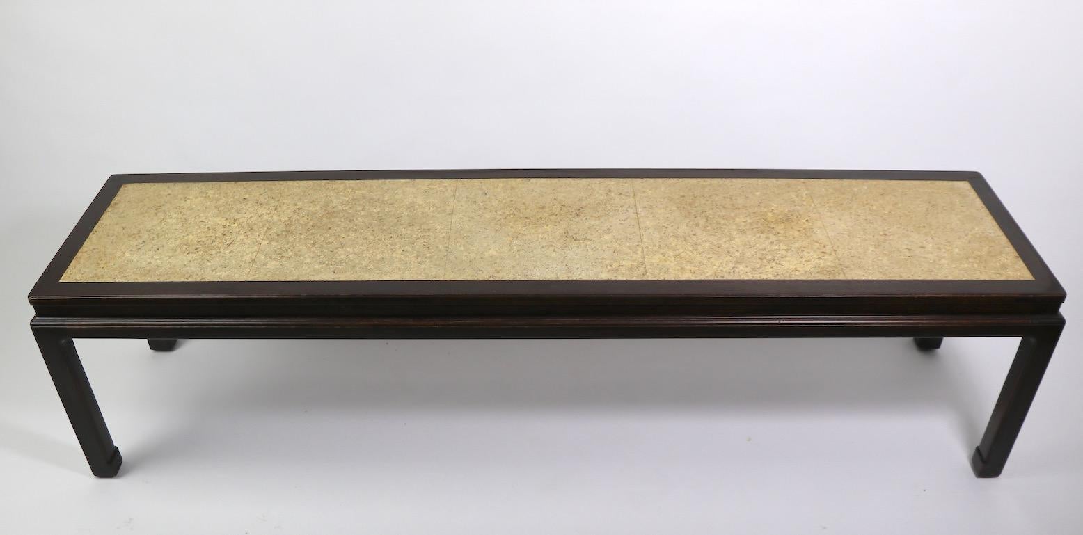 Schöner rechteckiger Couchtisch, Mahagoni mit Korkeinsatz. Dieser Tisch wurde von Edward Wormley für die Dunbar Furniture Company entworfen. Es handelt sich um ein frühes Beispiel seiner Arbeit für Dunbar, und es trägt noch das frühere grüne