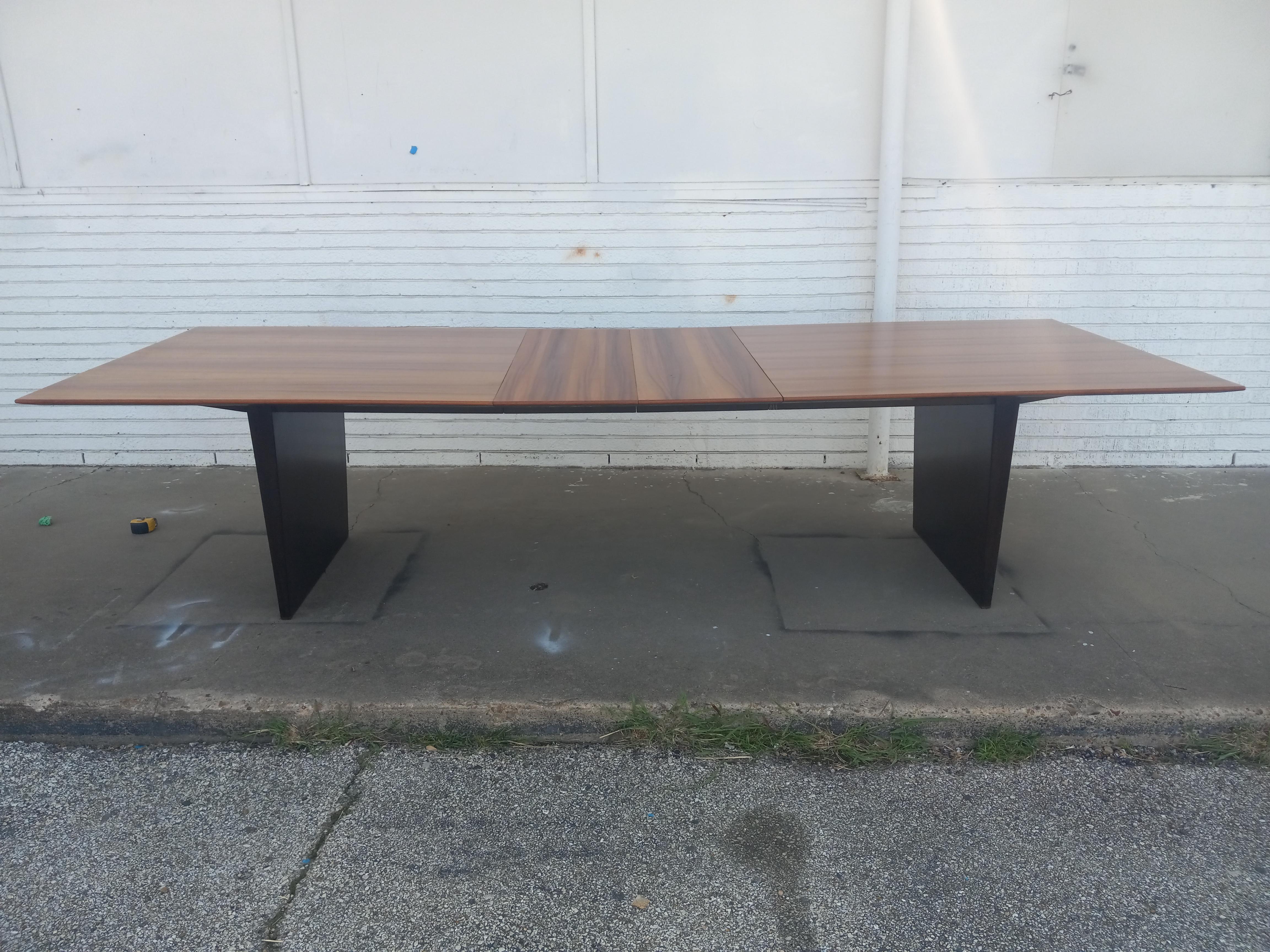 Table à manger Wormley Tawi pour Dunbar. Peut être configuré en 4 tailles différentes. en vente 6