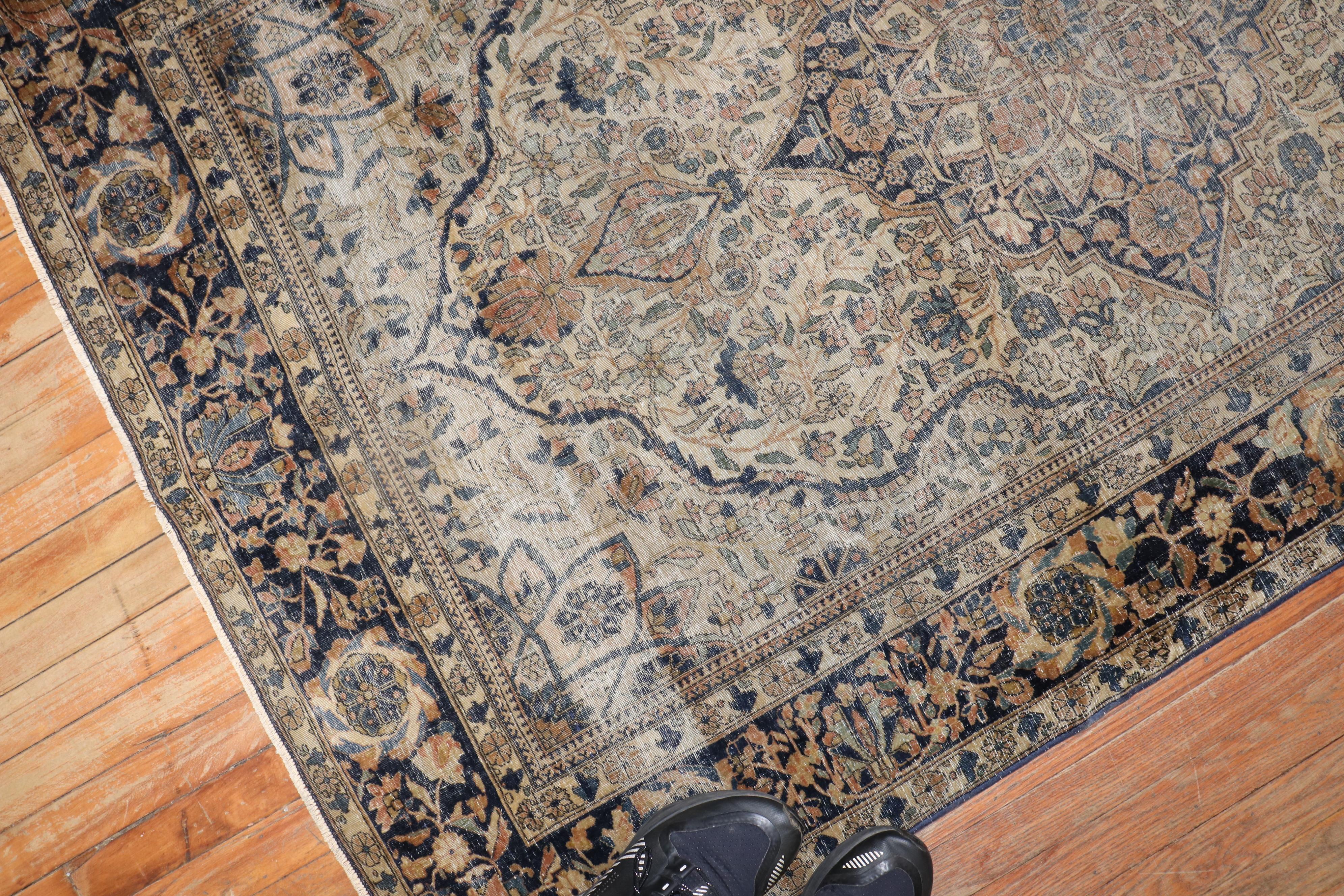 ein gleichmäßig getragener persischer Mohtashem Kashan-Teppich aus dem späten 19. 

4'3'' x 6'9''

Die seltenste Gruppe von Kashan-Teppichen mit nicht-traditionellen Designs und Farbpaletten sind die 