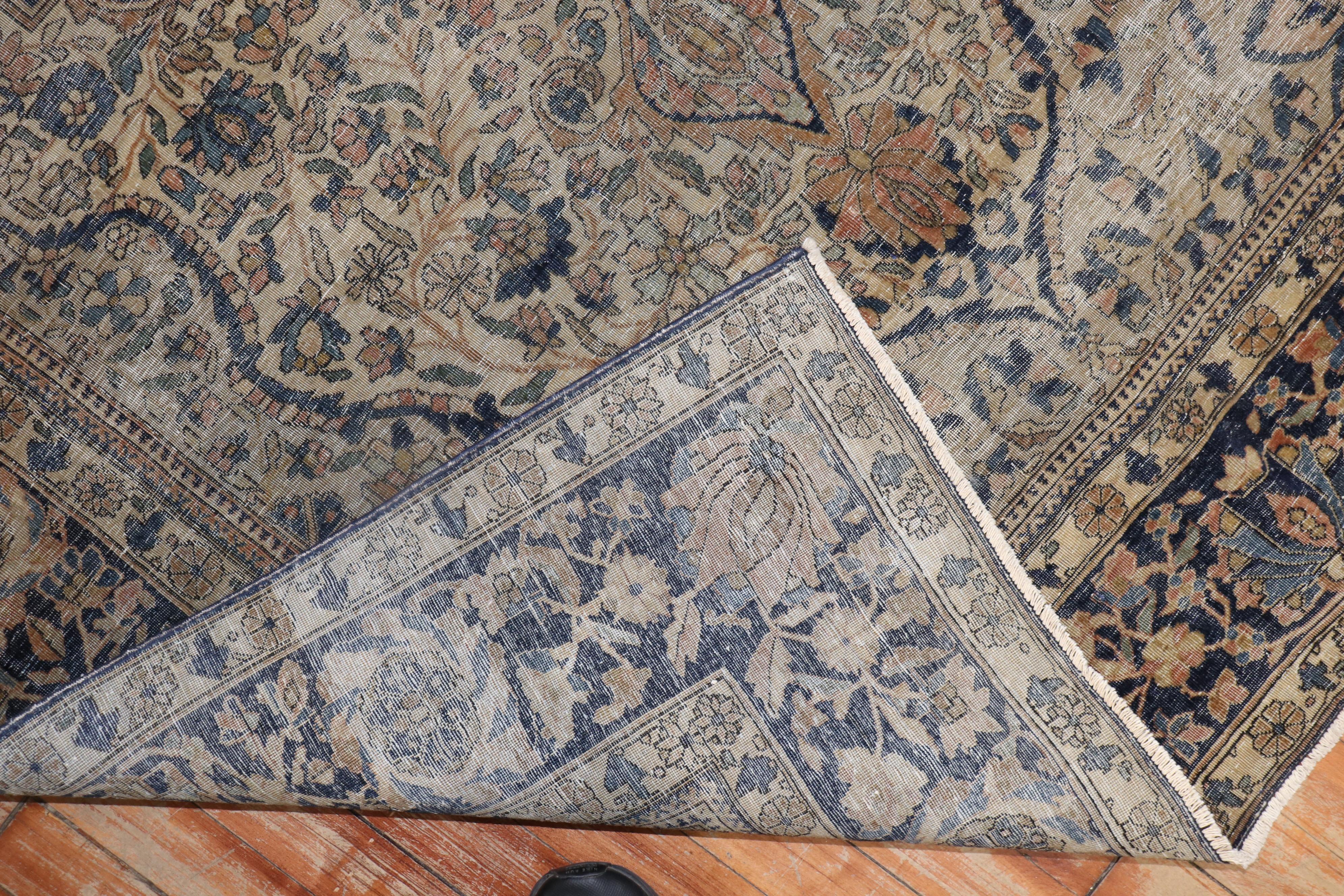 getragener antiker Mohtasham Kashan-Teppich aus dem 19. Jahrhundert im Zustand „Starke Gebrauchsspuren“ im Angebot in New York, NY