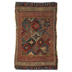 Tapis caucasien ancien usé de style tribal