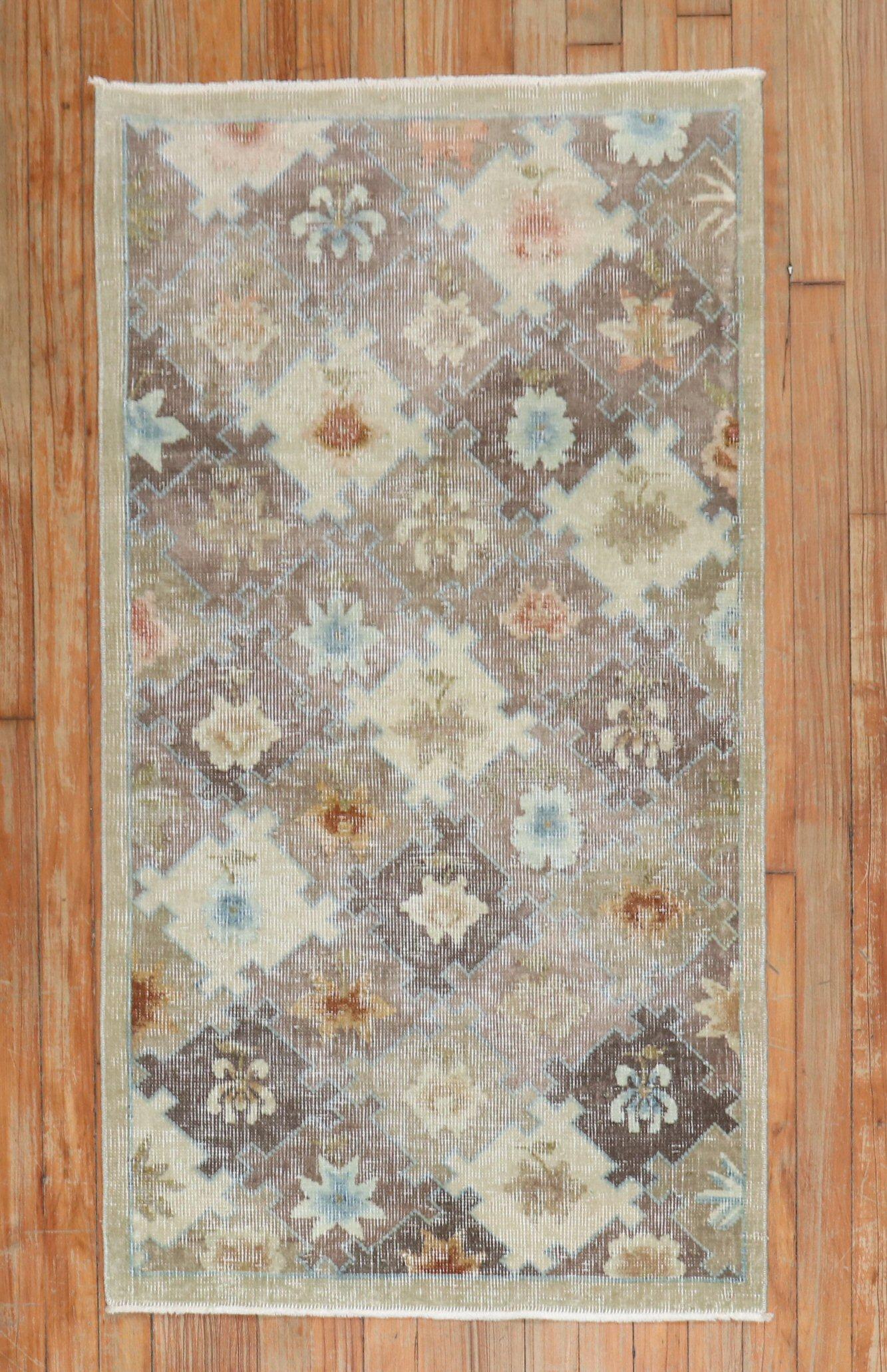 Geometric worn early 20th century Chinese rug

Measures: 2'4