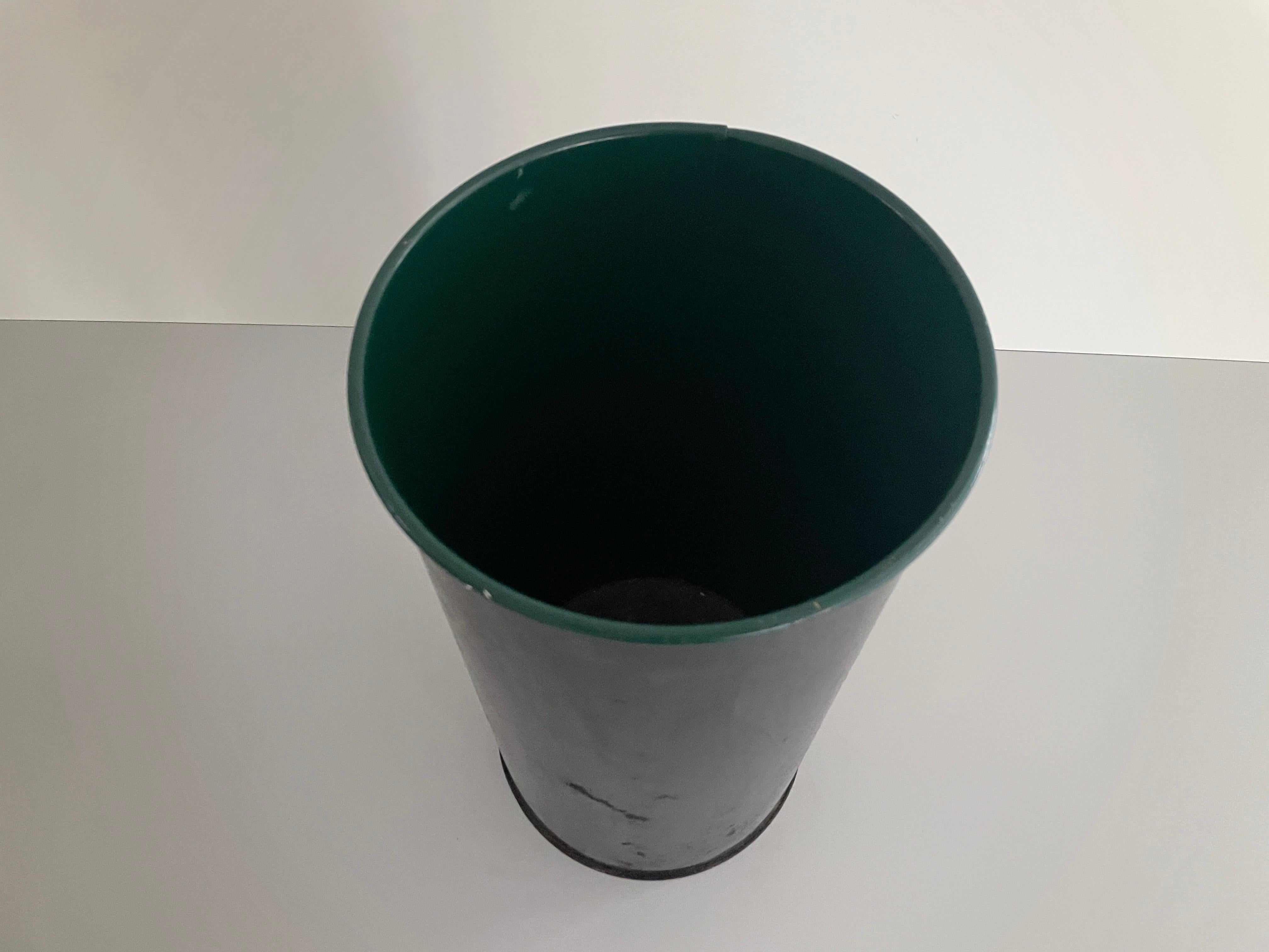 Porte-parapluie en métal noir et vert en forme de cylindre, !960s, Italie Excellent état - En vente à Hagenbach, DE