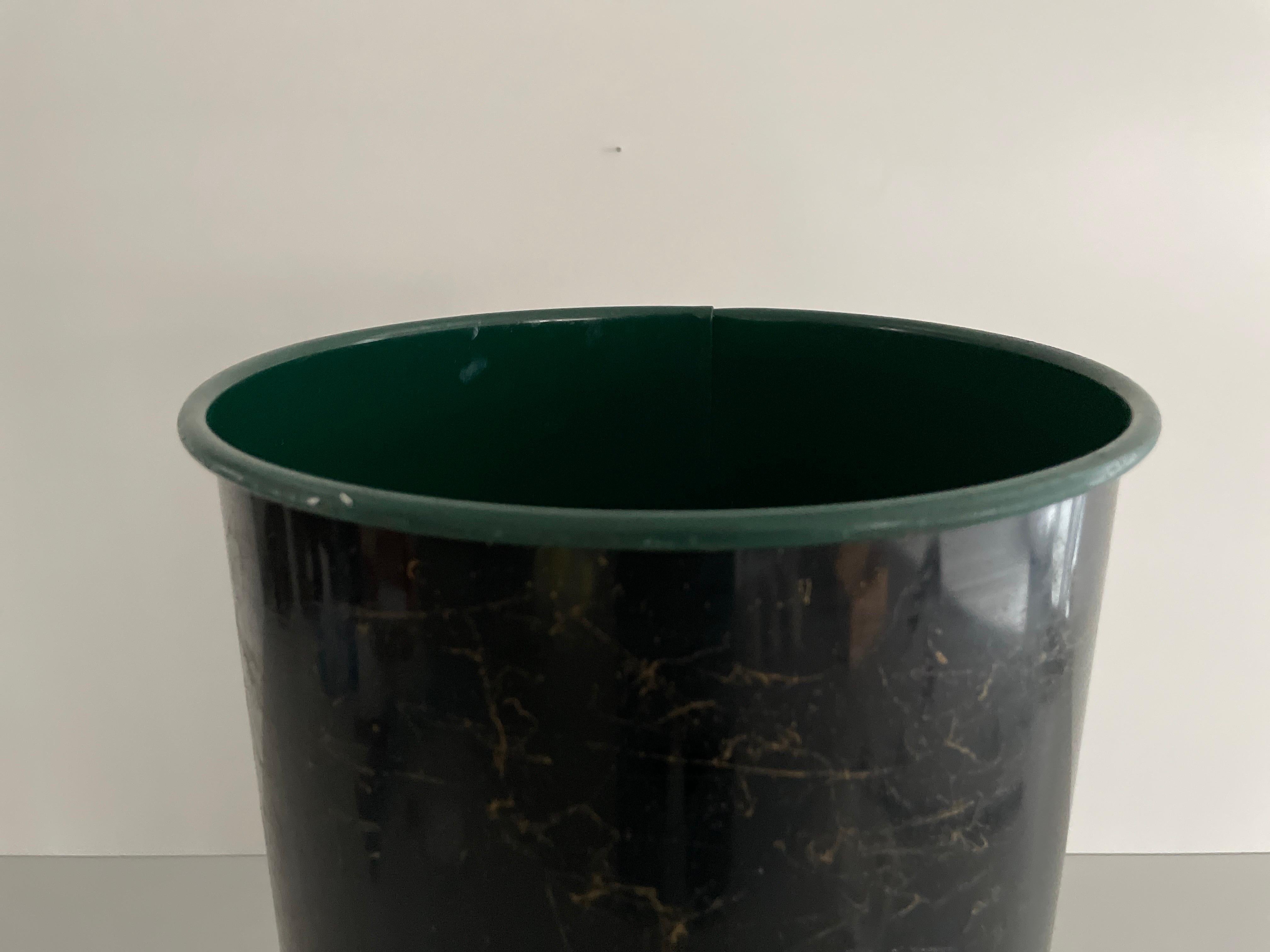 Milieu du XXe siècle Porte-parapluie en métal noir et vert en forme de cylindre, !960s, Italie en vente