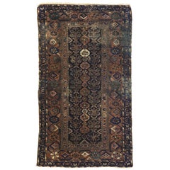 Tapis persan ancien Hamadan d'accentuation usé et en mauvais état, de style rustique moderne