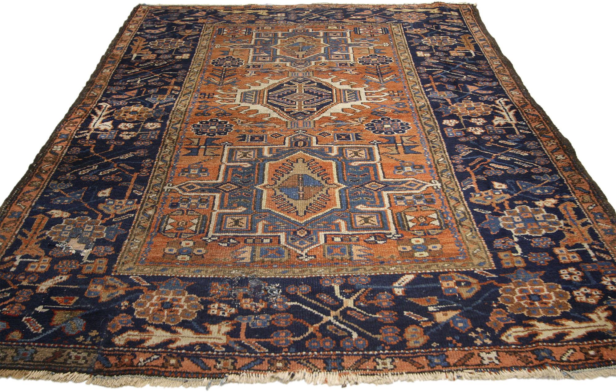 Rustique Tapis persan Karaja Heriz, usé et vieilli, de style rustique en vente