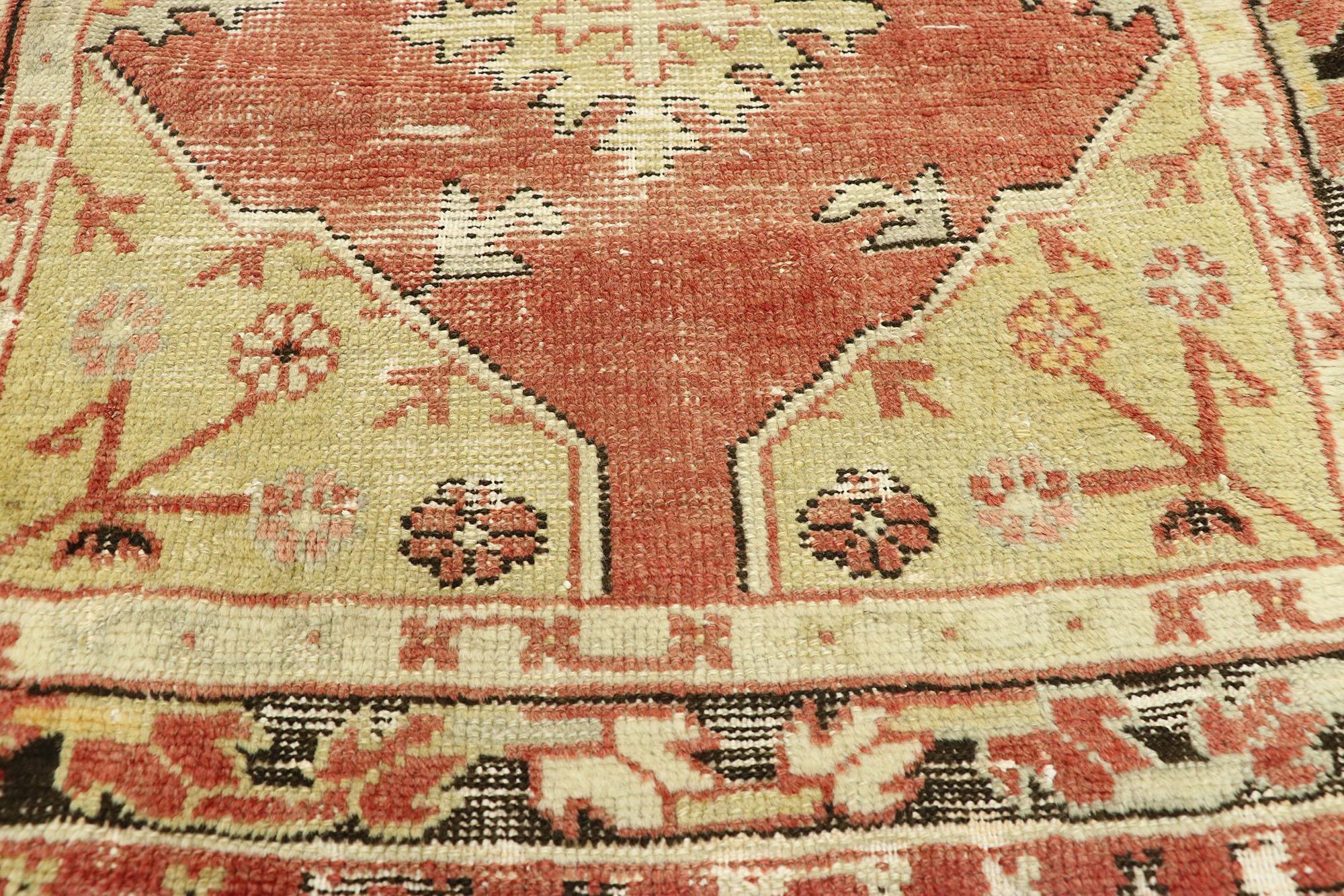 Abgenutzter Läufer aus türkischem Oushak mit rustikalem Lodge-Stil (Handgeknüpft) im Angebot