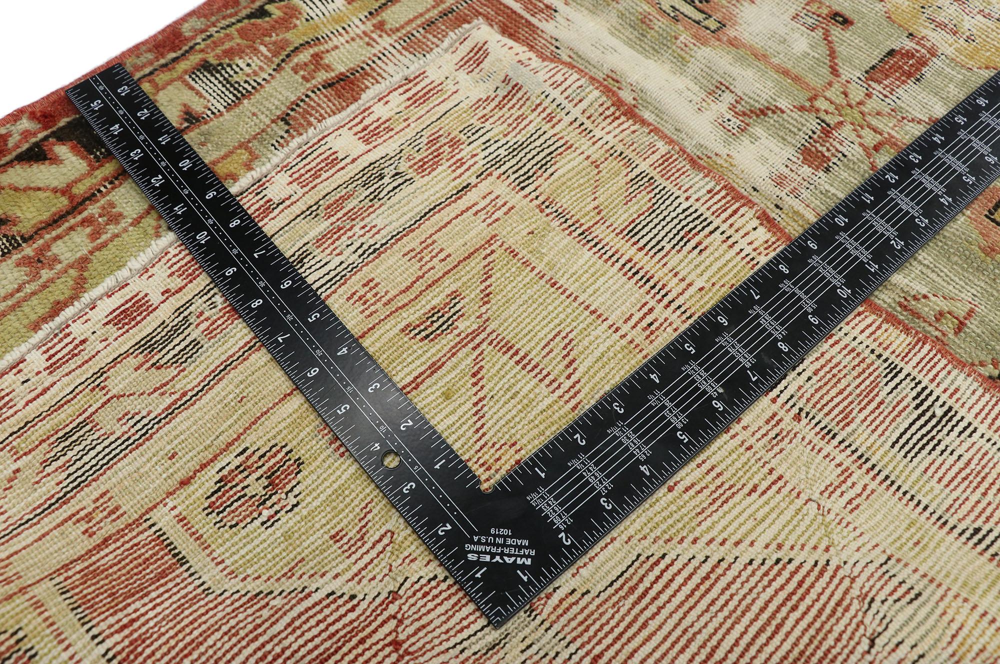 Abgenutzter Läufer aus türkischem Oushak mit rustikalem Lodge-Stil im Zustand „Starke Gebrauchsspuren“ im Angebot in Dallas, TX