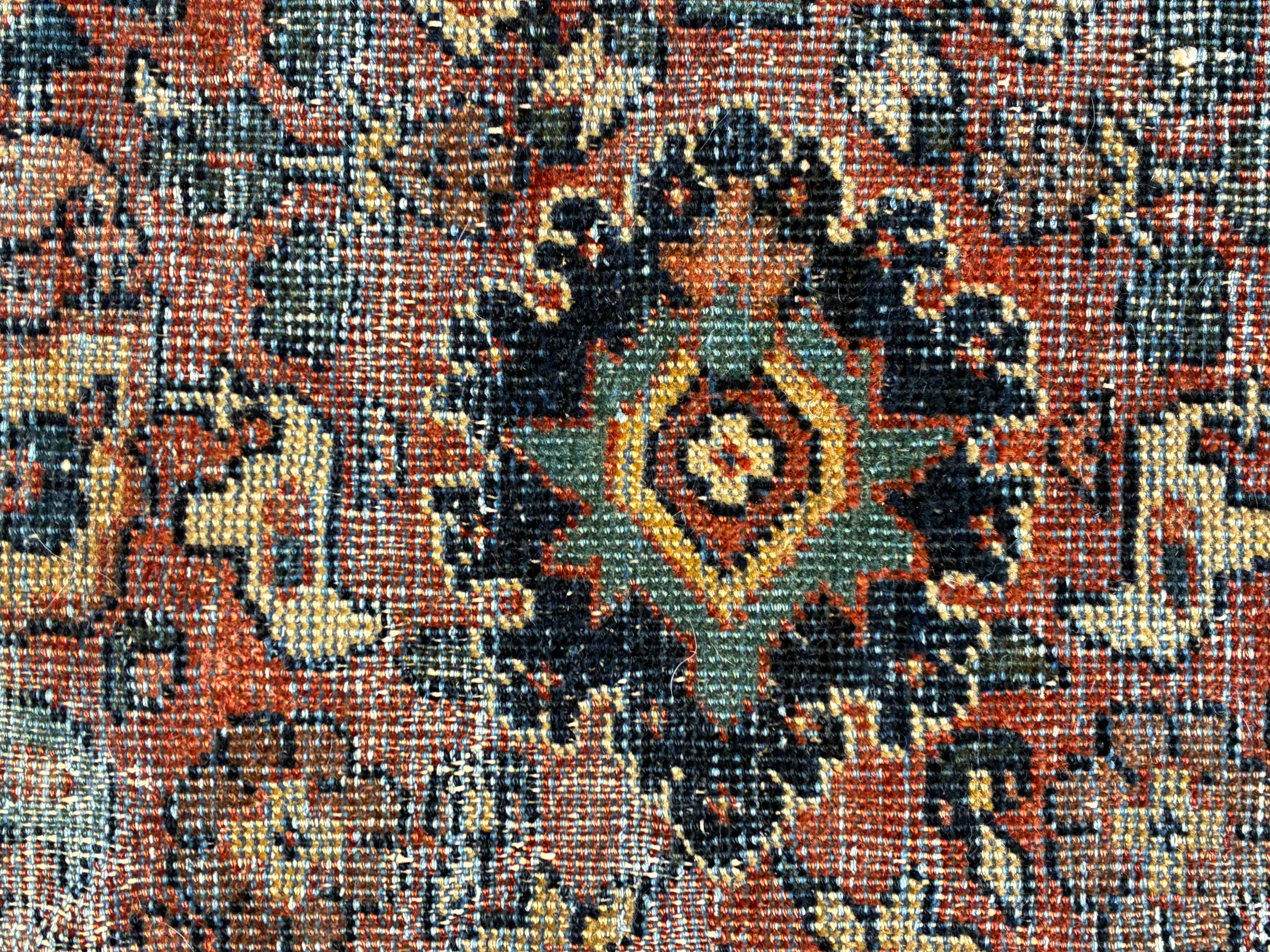 Tappeto Mahal consumato, inizio XX secolo In condizioni deteriorate in vendita a San Francisco, CA