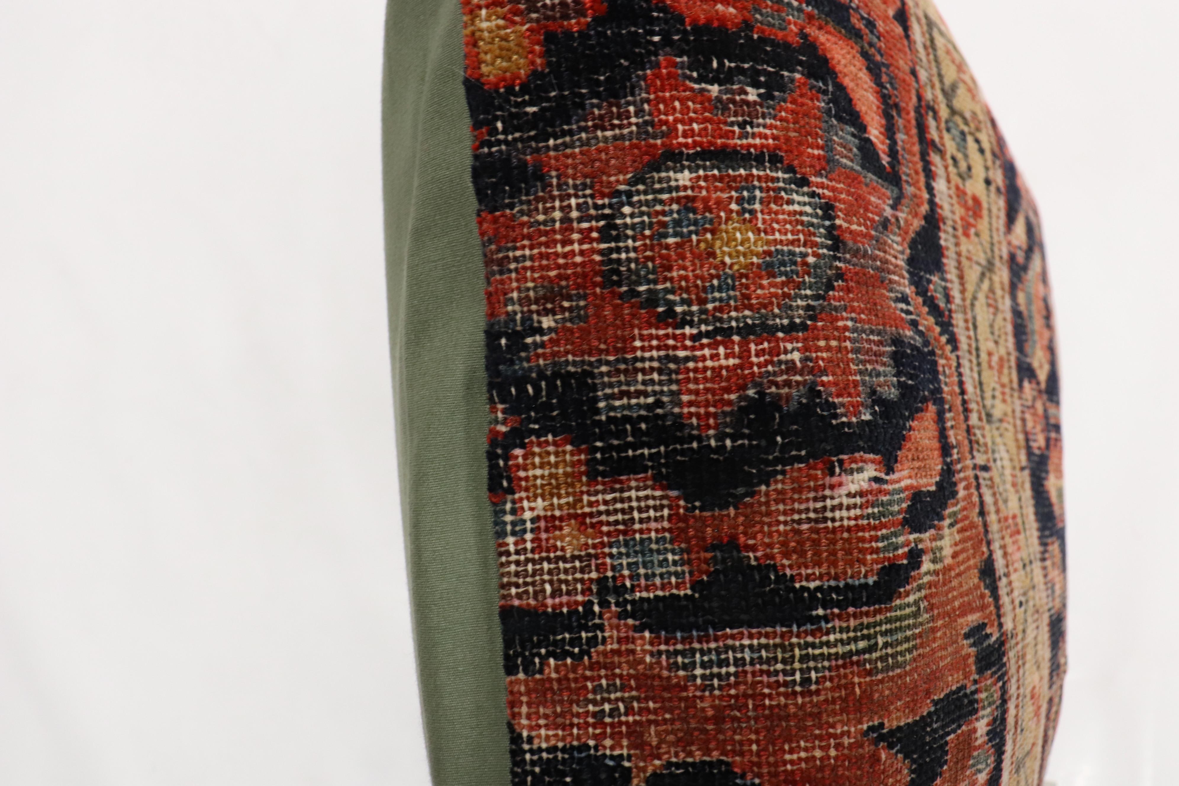 Abgenutzter Persischer Rustikaler Teppich Kissen im Zustand „Starke Gebrauchsspuren“ im Angebot in New York, NY