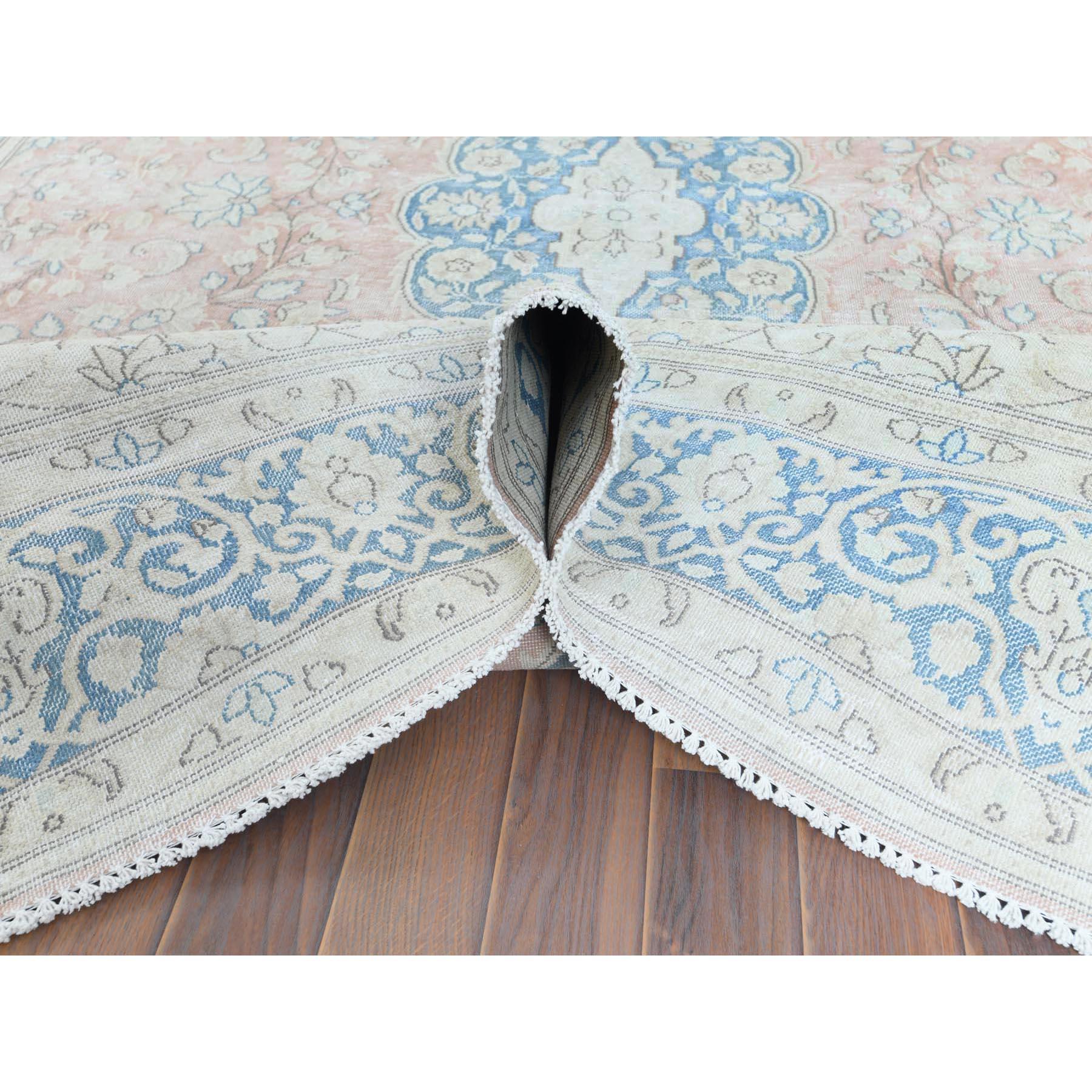 Lana Desgastada, Recortada Fina, Anudada a Mano, Rojo Desteñido, Alfombra Persa Kerman Vintage en Bueno estado para la venta en Carlstadt, NJ