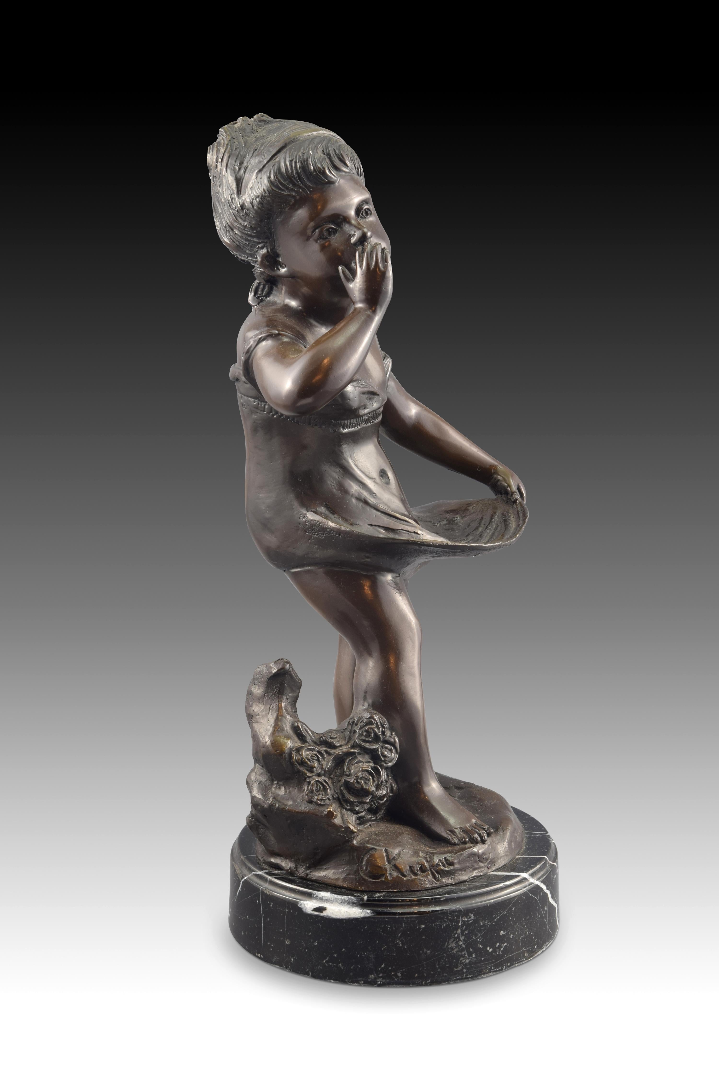 Lost wax casting. Base in marble.
The girl stands on a base that resembles land on which a stump and some roses also appear. The hand to the face and the look of concern, coupled with the gesture of extending her skirt make the viewer think that