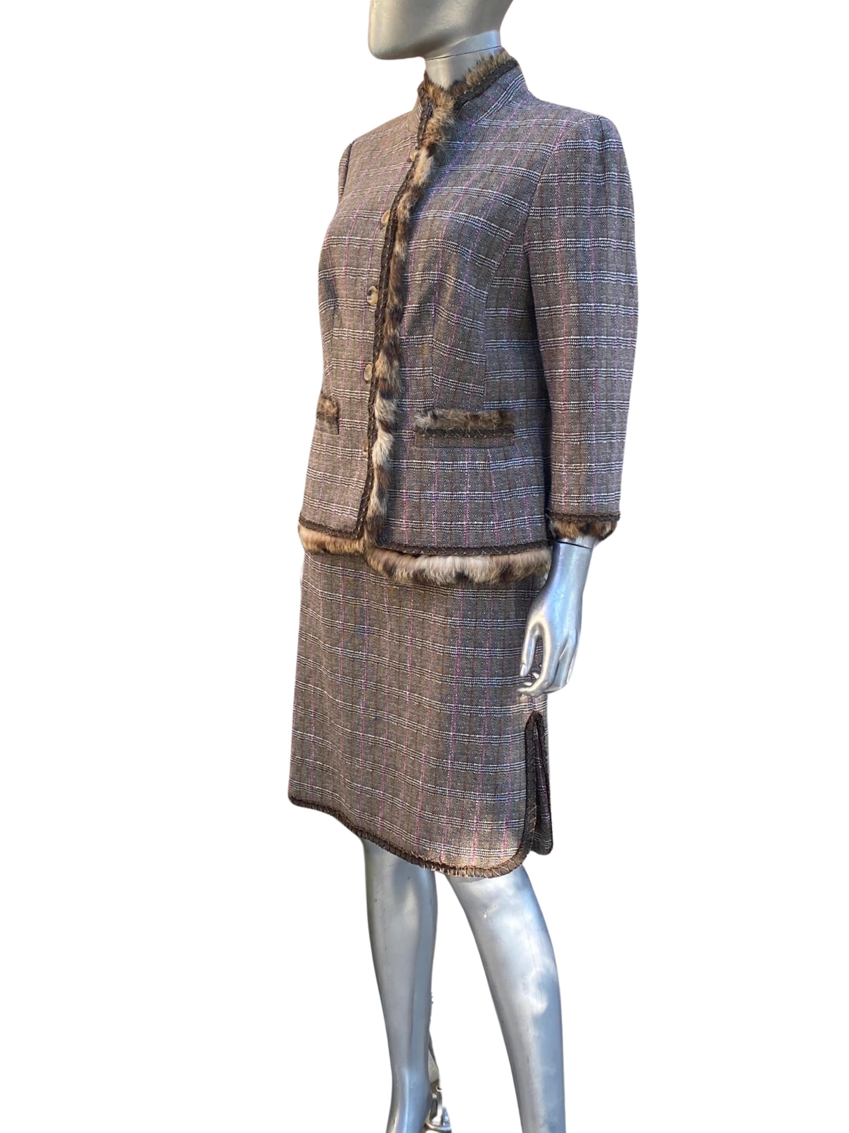 Worth New York Chic Brown/Lilac Plaid Suit w/  Fur Trim Jacket Size 10/12 In Good Condition For Sale In Palm Springs, CA