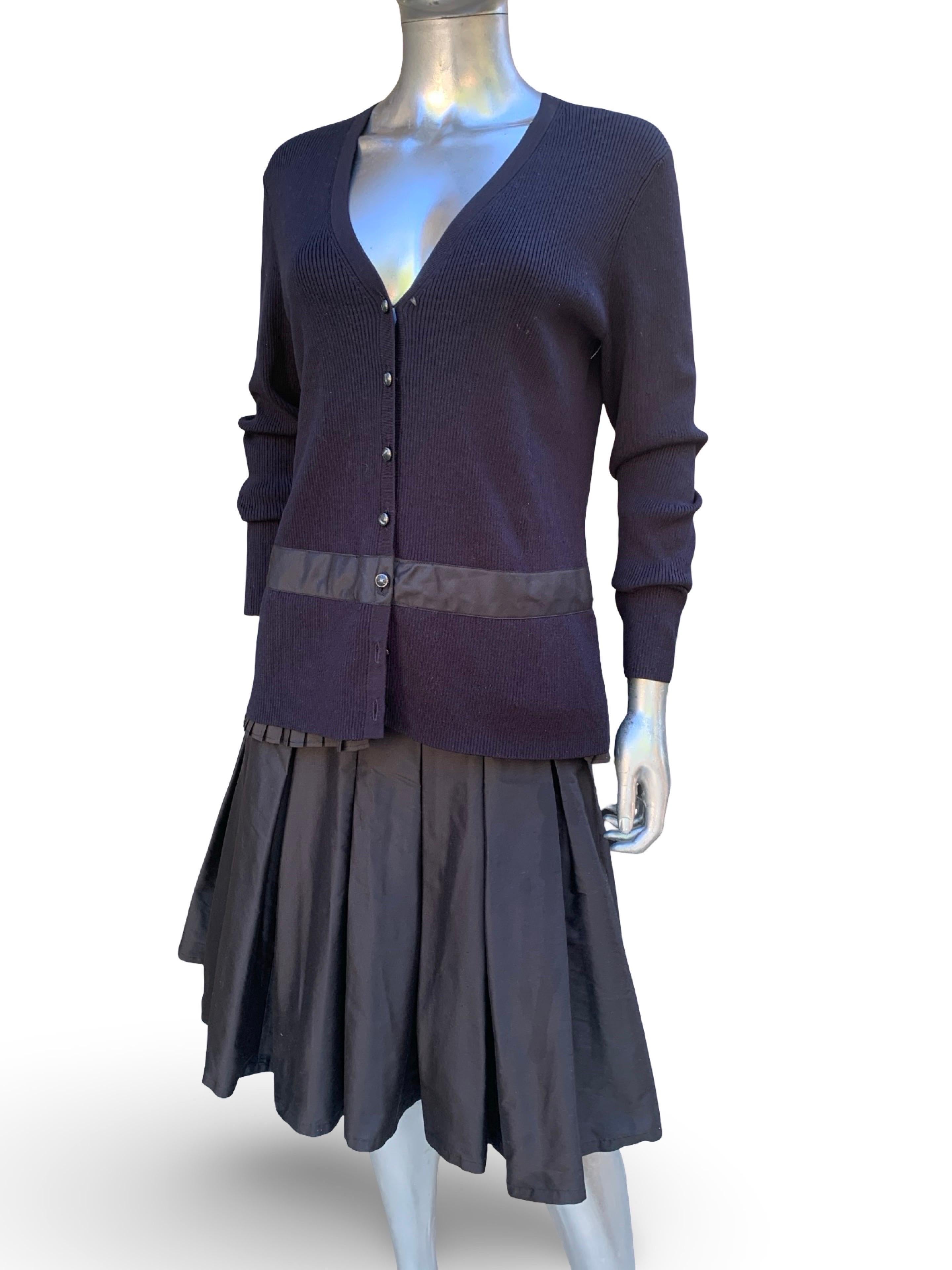 Worth NY 2 Piece Black Silk Sweater and Box Pleated Skirt Set Size 10/M In Good Condition For Sale In Palm Desert, CA