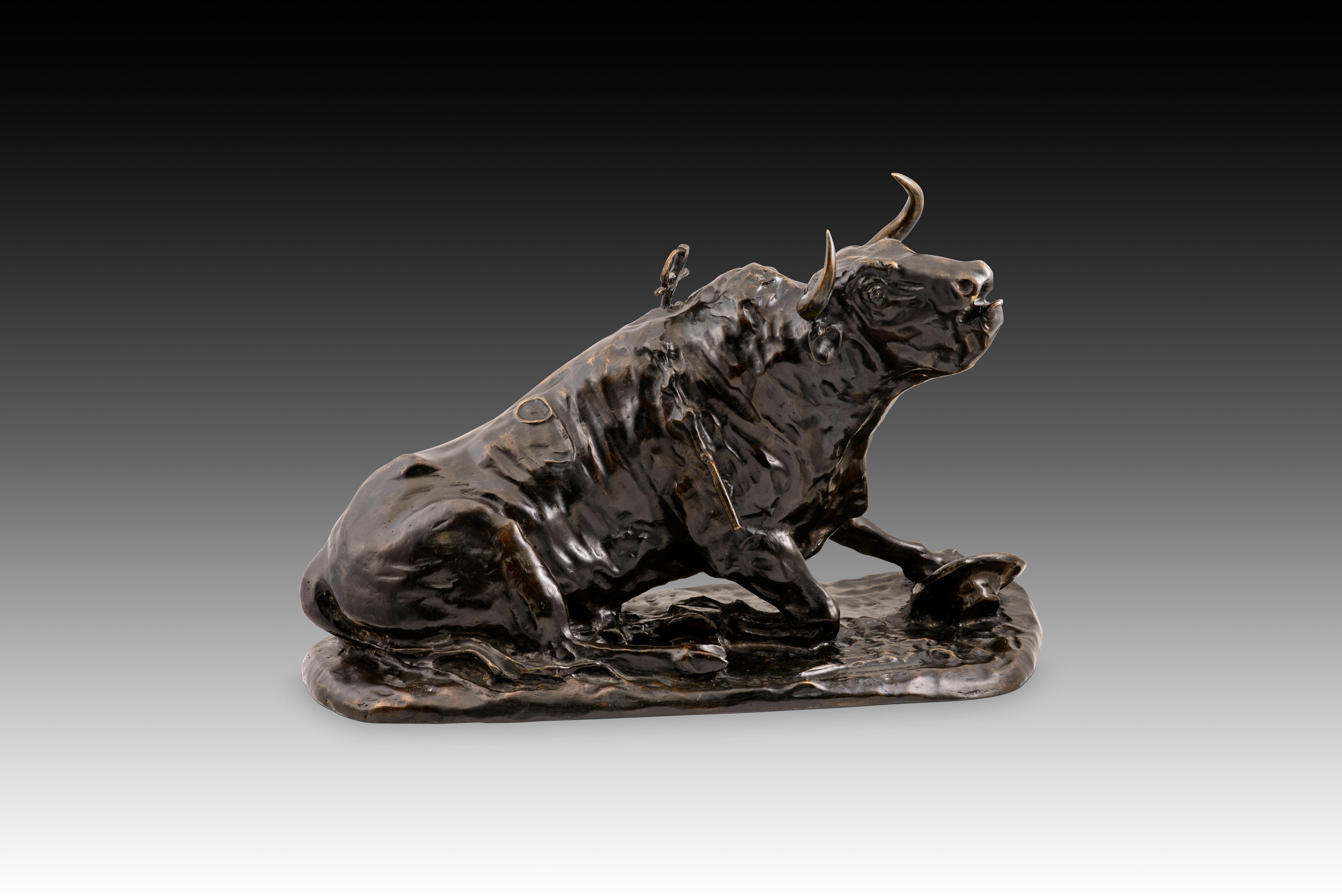  Verwundeter Stier. Bronze. BONILLA VILLALBA, Francisco (1920-1978). 
Auf dem Sockel signiert.
 Bronzeskulptur, die einen Kampfstier darstellt, der im Begriff ist, zu sterben, wobei das Schwert bereits in ihm steckt und zu Boden gefallen ist. In