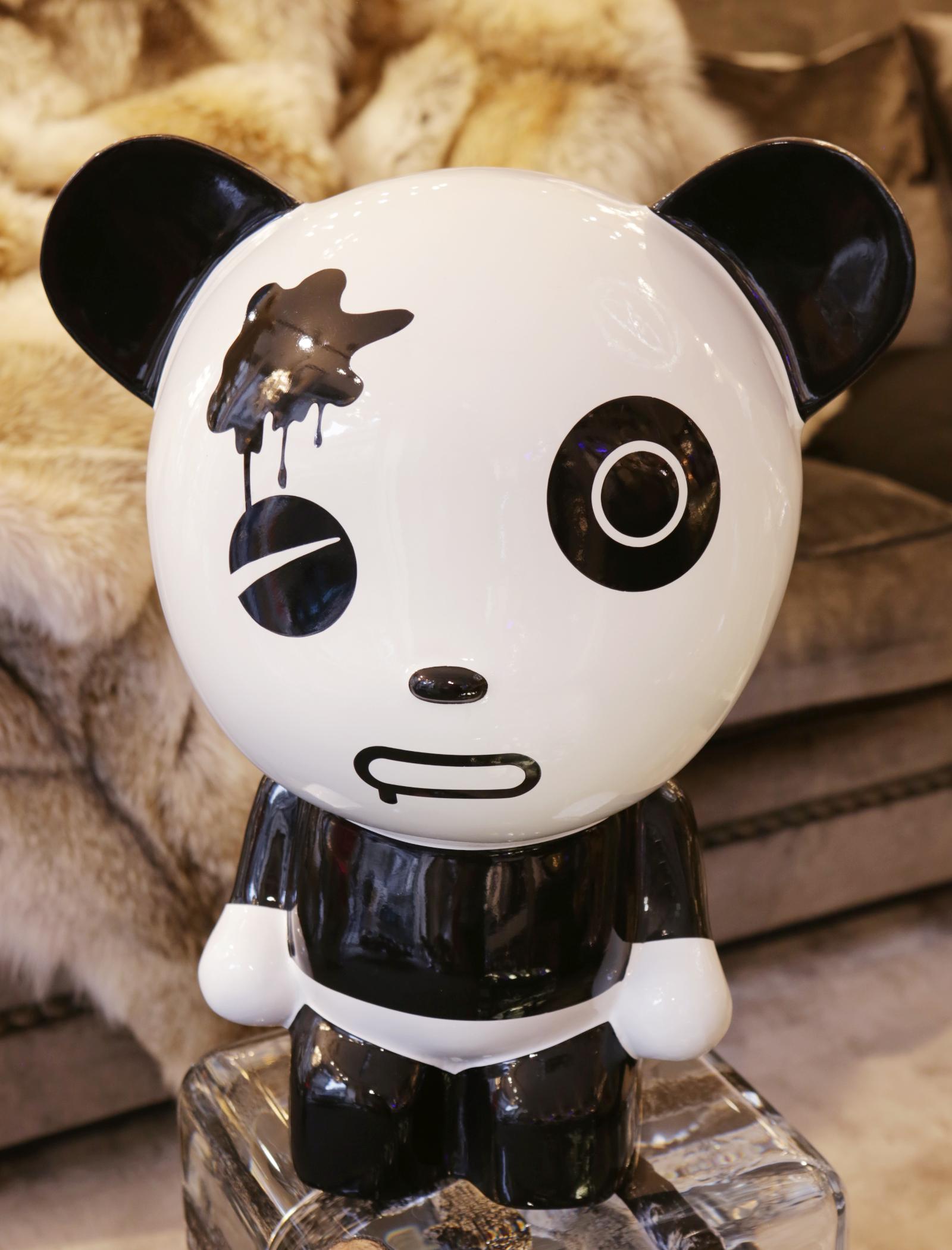 Sculpture wounded panda by artist Jiji,
In lacquered painted resin. Limited edition
and signed piece. Under Wooden painted box.


         