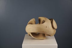 Explorando el Space IV de Wouter van der Vlugt - escultura esférica de madera, castaño