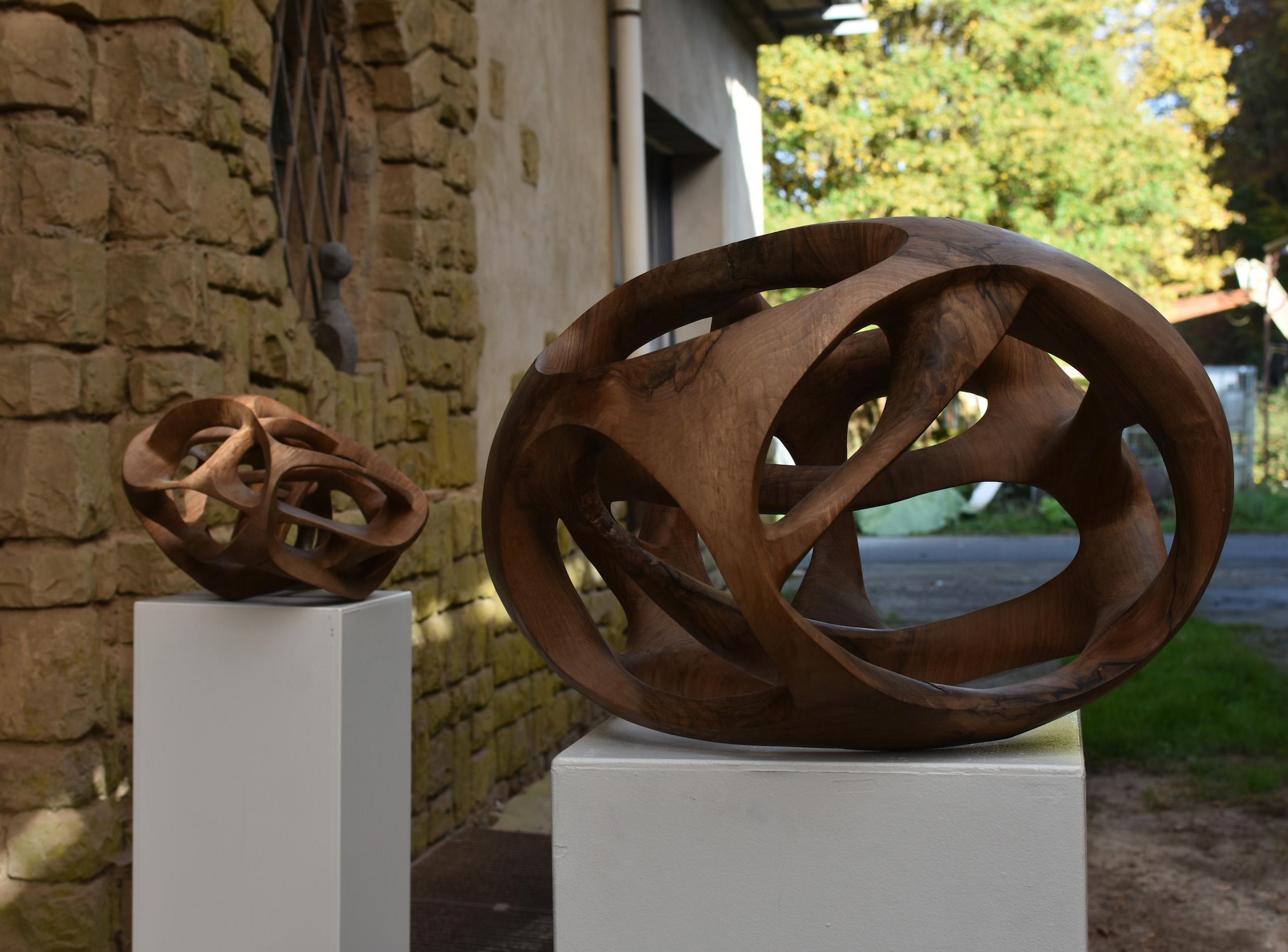 Singularity II by Wouter van der Vlugt - Wood sculpture, walnut, movement, shape For Sale 11