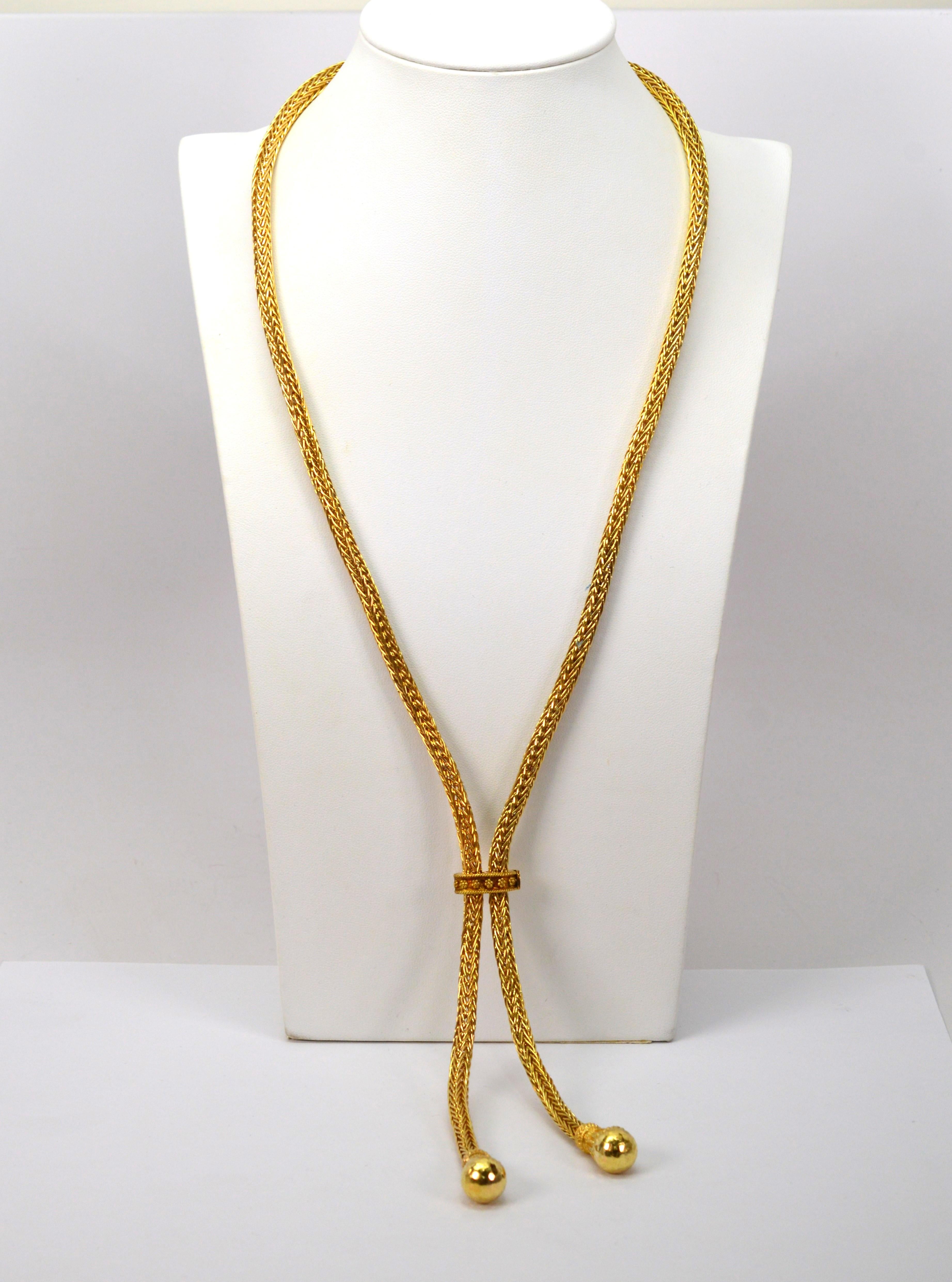 Une véritable pièce d'apparat audacieuse dans un style brillant.  Or jaune 18 carats fabriqué en Grèce par The House of Antiques, bien connu pour ses créations inspirées de l'antiquité grecque et expert dans l'art de marier les caractéristiques