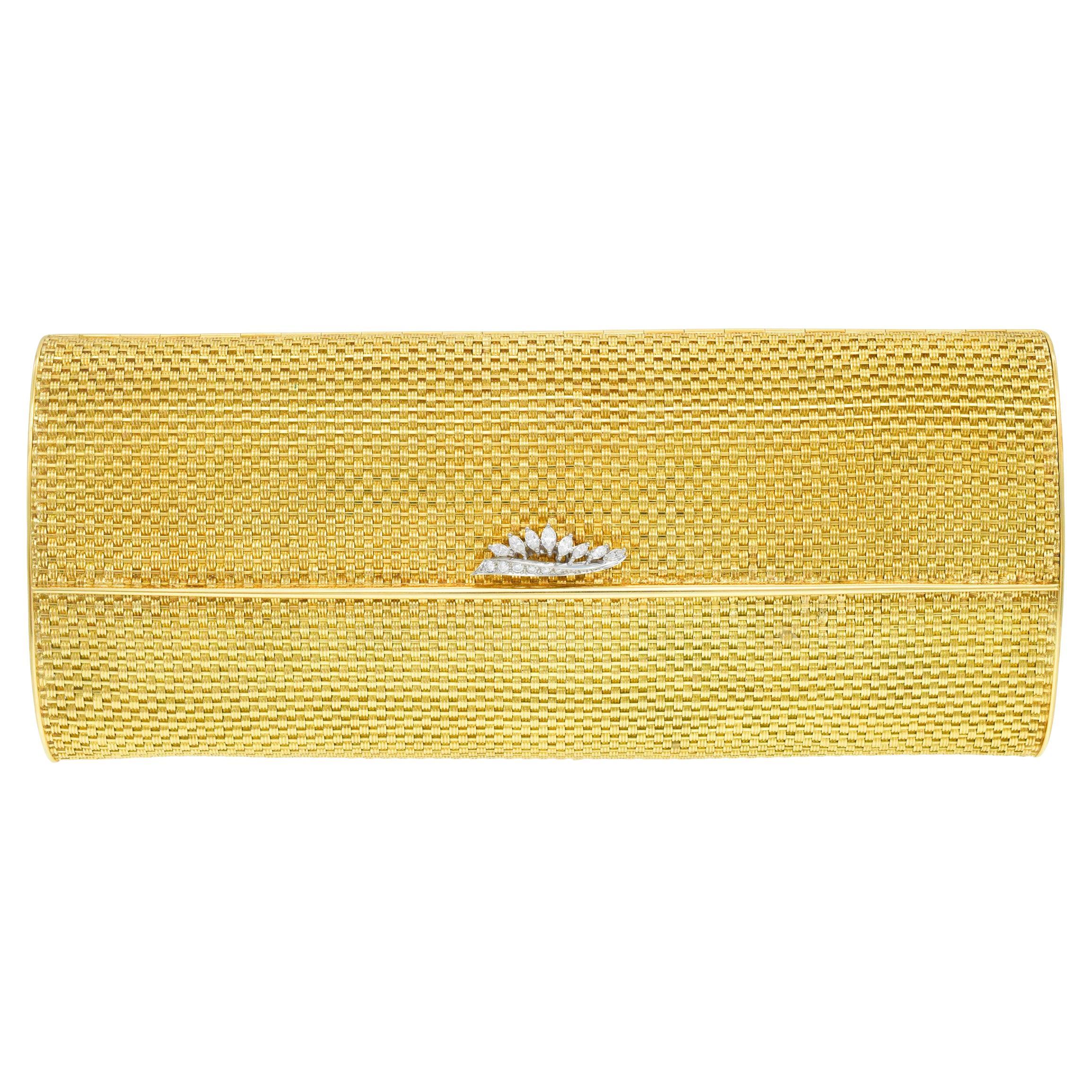 Pochette tissée en or jaune 18k et diamants. Le sac à main est rehaussé d'une pièce de pouce en diamant, réalisée en or blanc 18 carats. Il y a 9 diamants ronds et 8 diamants en forme de marquise avec un poids total d'environ 1,30ct, couleur G-H,