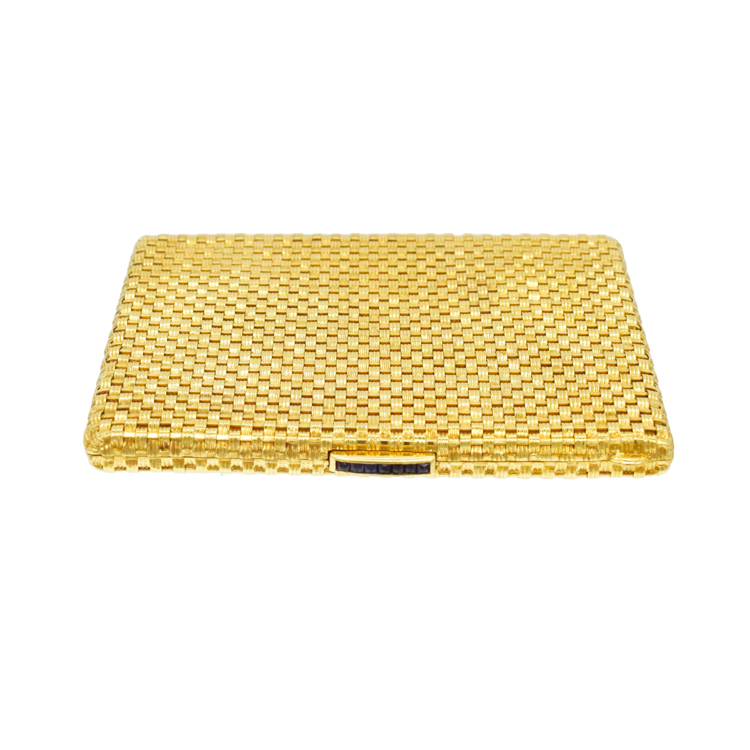 Tessuto giallo 18k  un vecchio portasigarette. La cassa ha una forma rettangolare, un motivo d'oro intrecciato e un pulsante con zaffiro incastonato.
All'interno è dotato di sigaretta incernierata  barra di contenimento. In totale ci sono 7 zaffiri