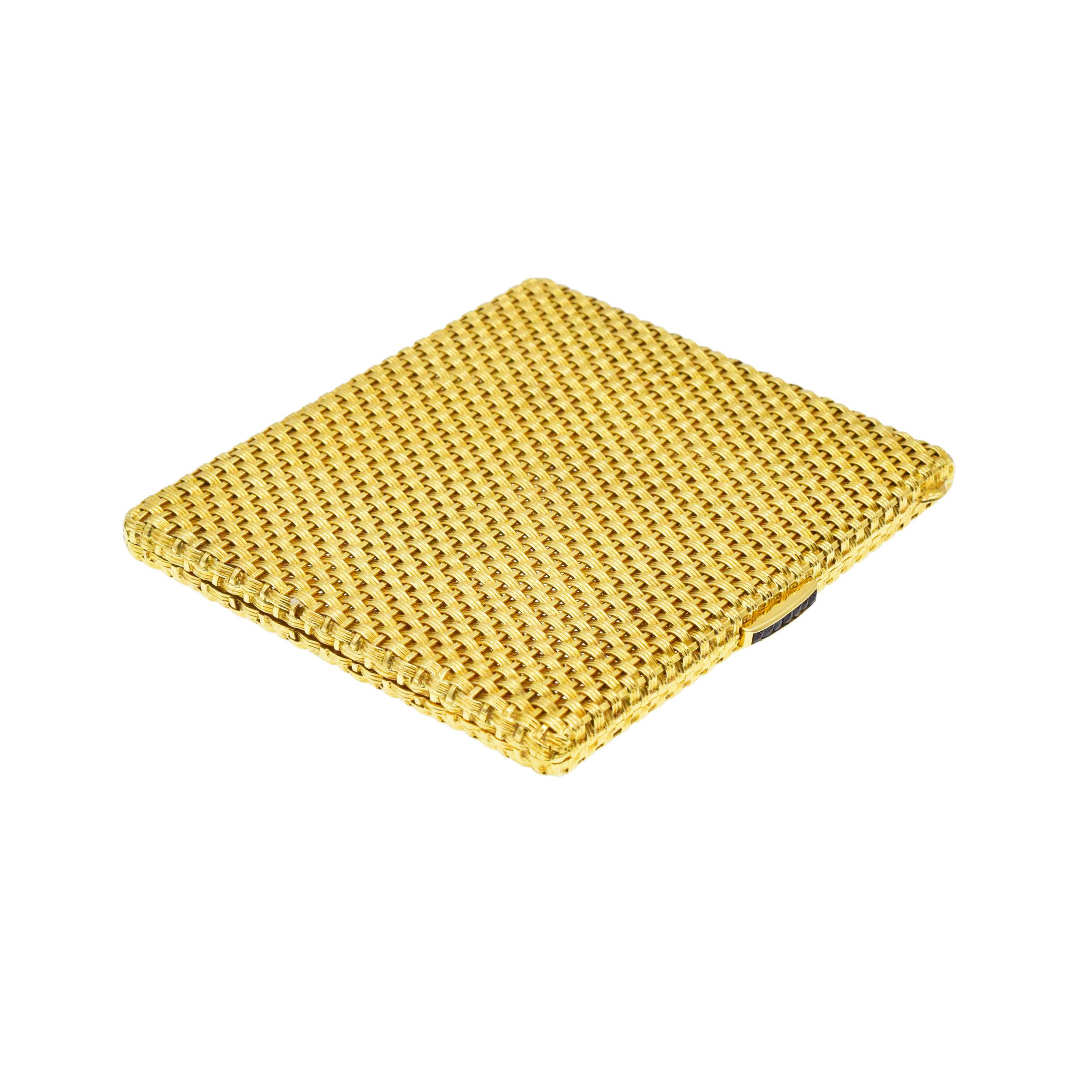 Tessuto giallo 18k  un vecchio portasigarette. In condizioni ottime in vendita a New York, NY