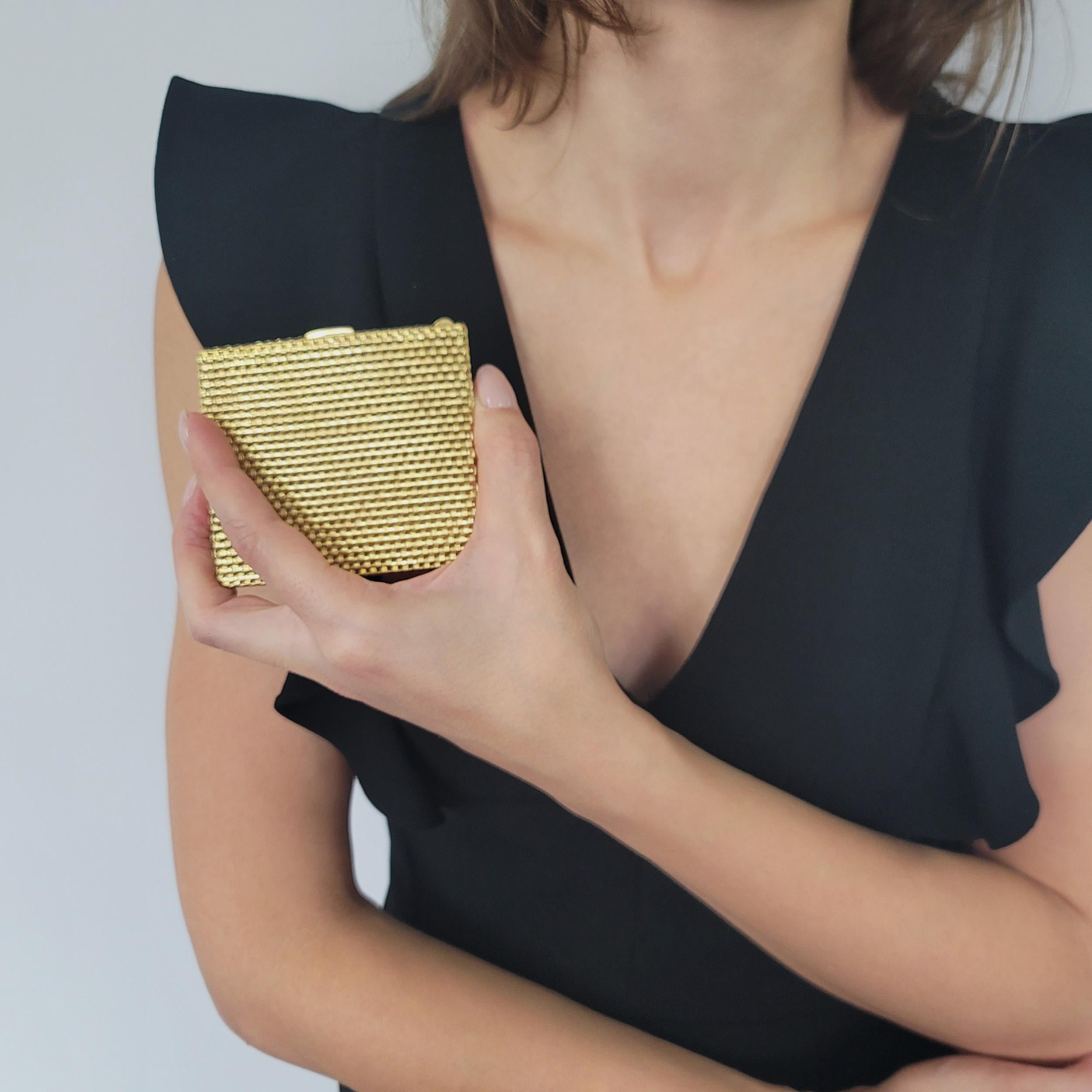 Tessuto giallo 18k  un vecchio portasigarette. in vendita 1