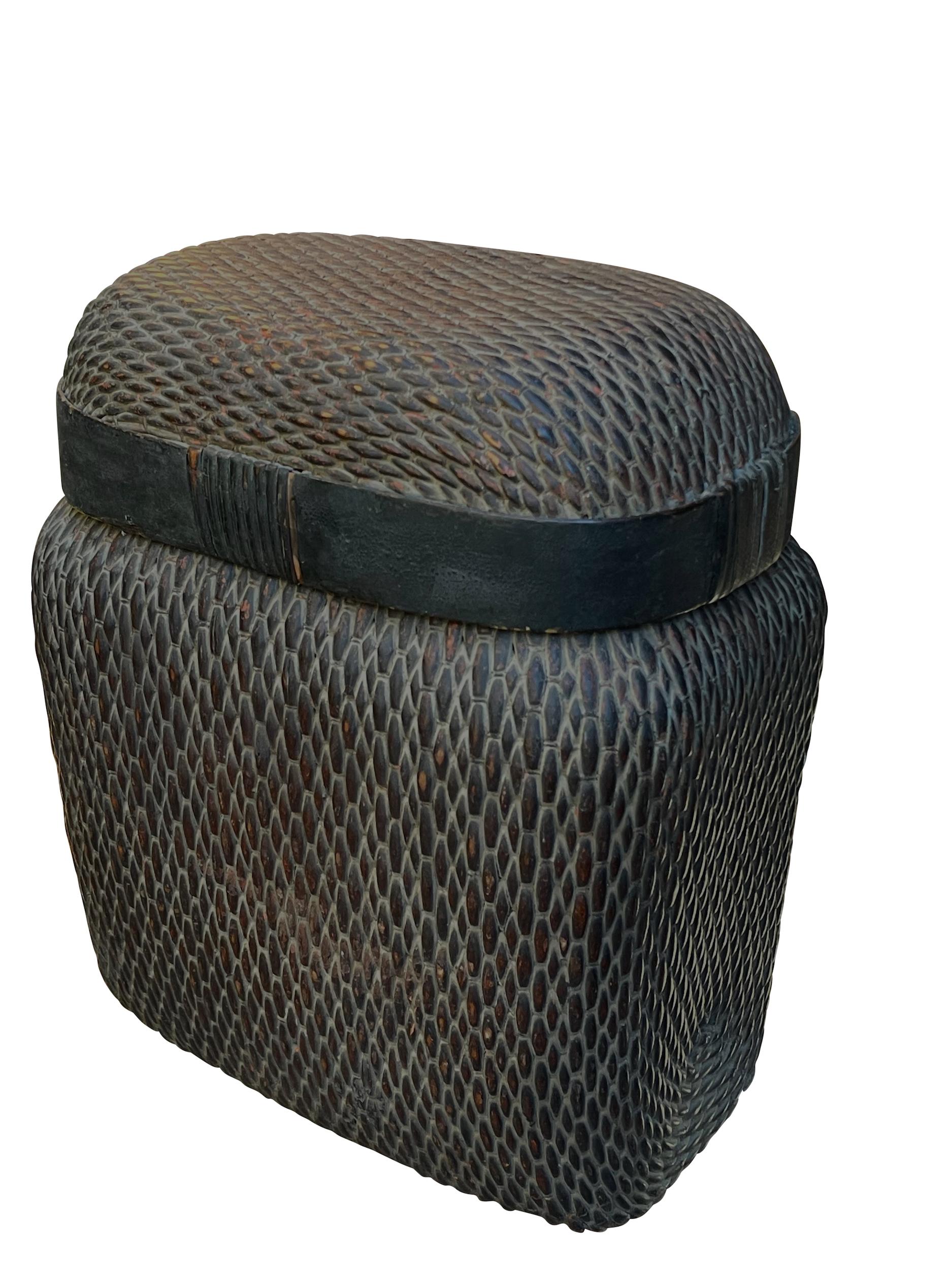 Cestino da pesce in bambù intrecciato con coperchio del XIX secolo.
Fascia decorativa in legno intorno alla parte superiore.
È disponibile anche la misura più piccola (S6969).