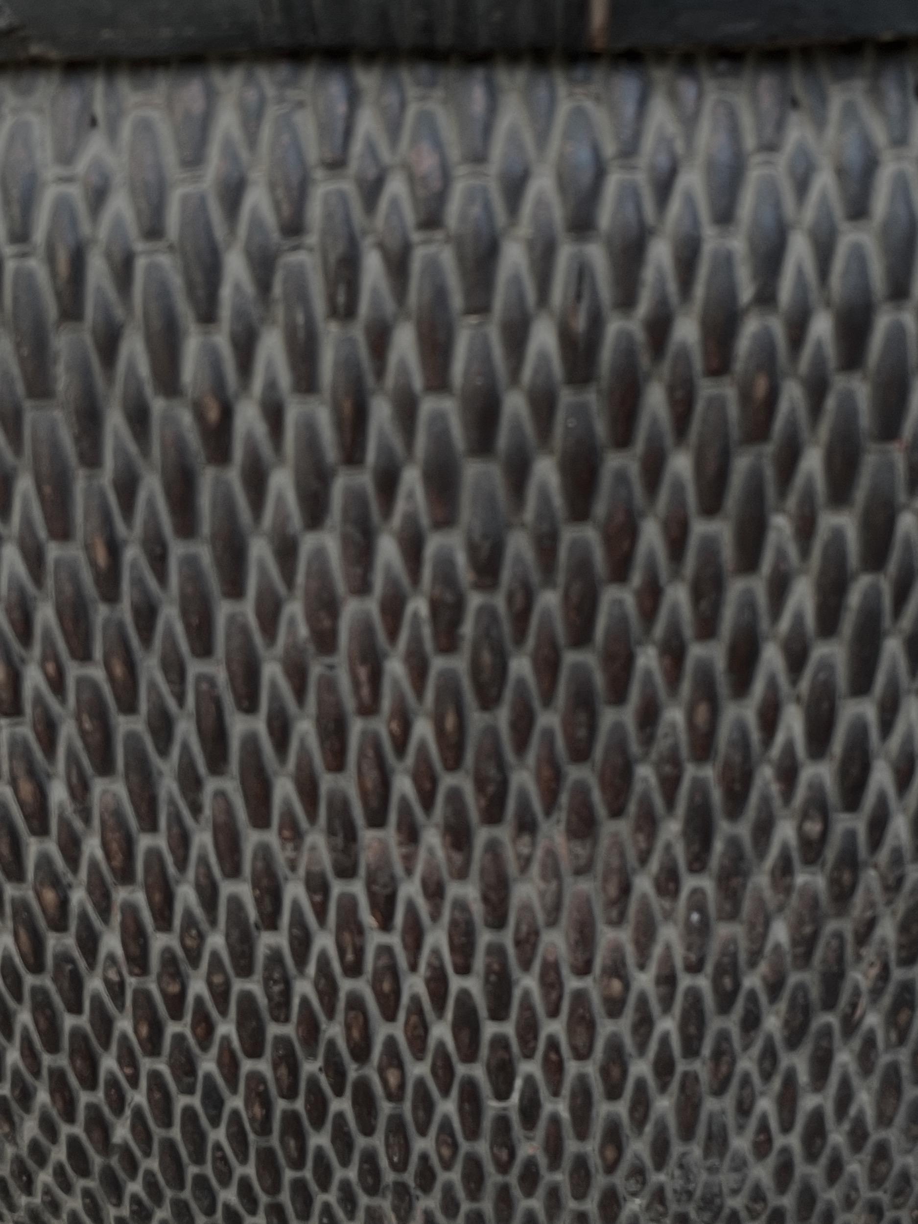 Tessuto a mano Cesto da pesce con coperchio in bambù intrecciato, Cina, XIX secolo in vendita
