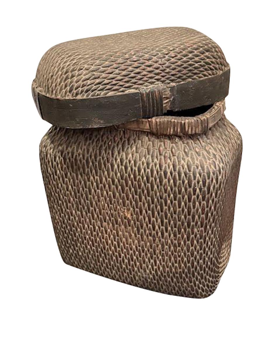 Cestino da pesce in bambù intrecciato con coperchio del XIX secolo.
Fascia decorativa in legno intorno alla parte superiore.
Sono disponibili anche misure più grandi (S6968).