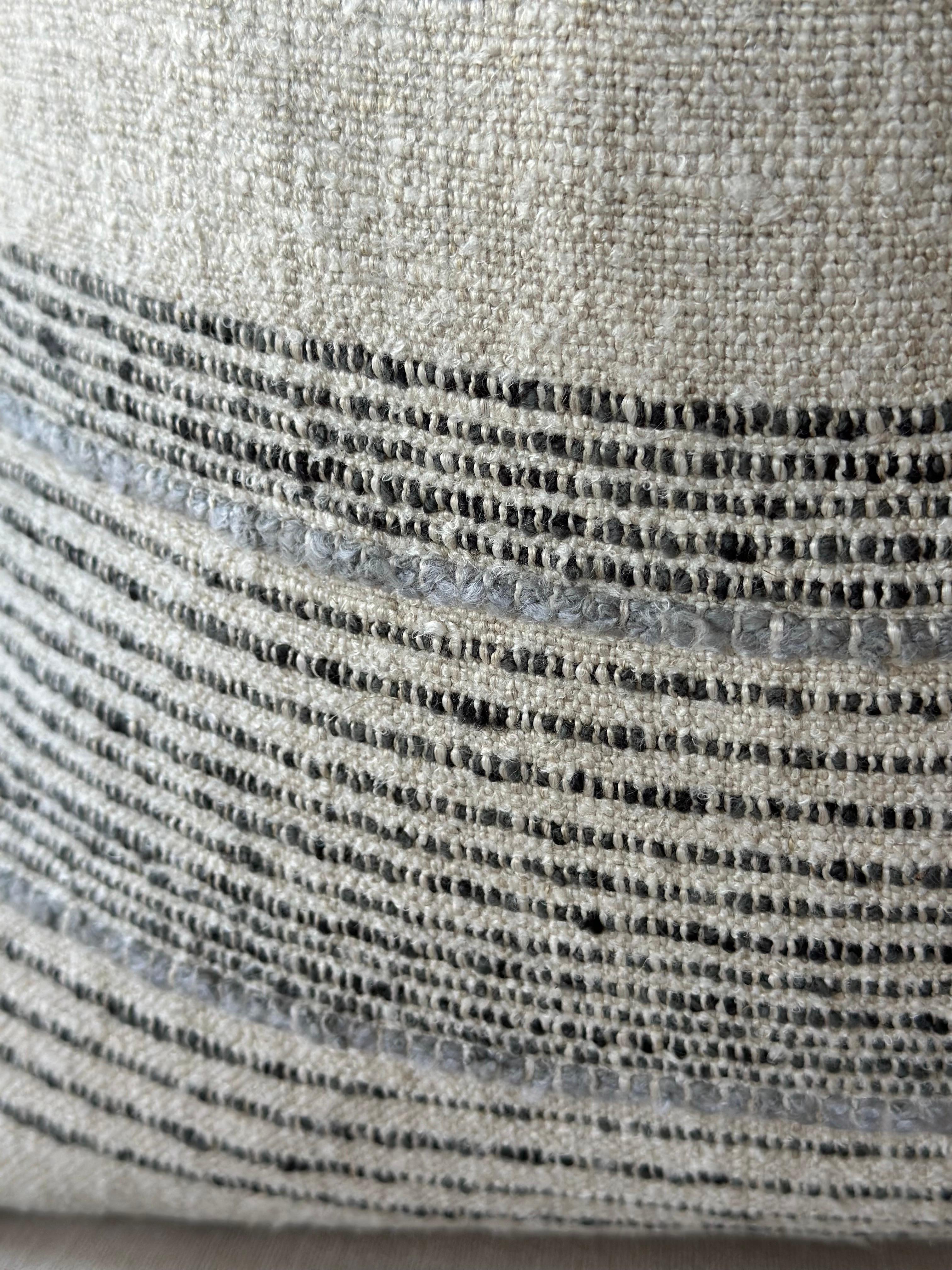 Américain Oreiller d'accentuation à rayures en lin et laine belge tissé avec insert en duvet en vente