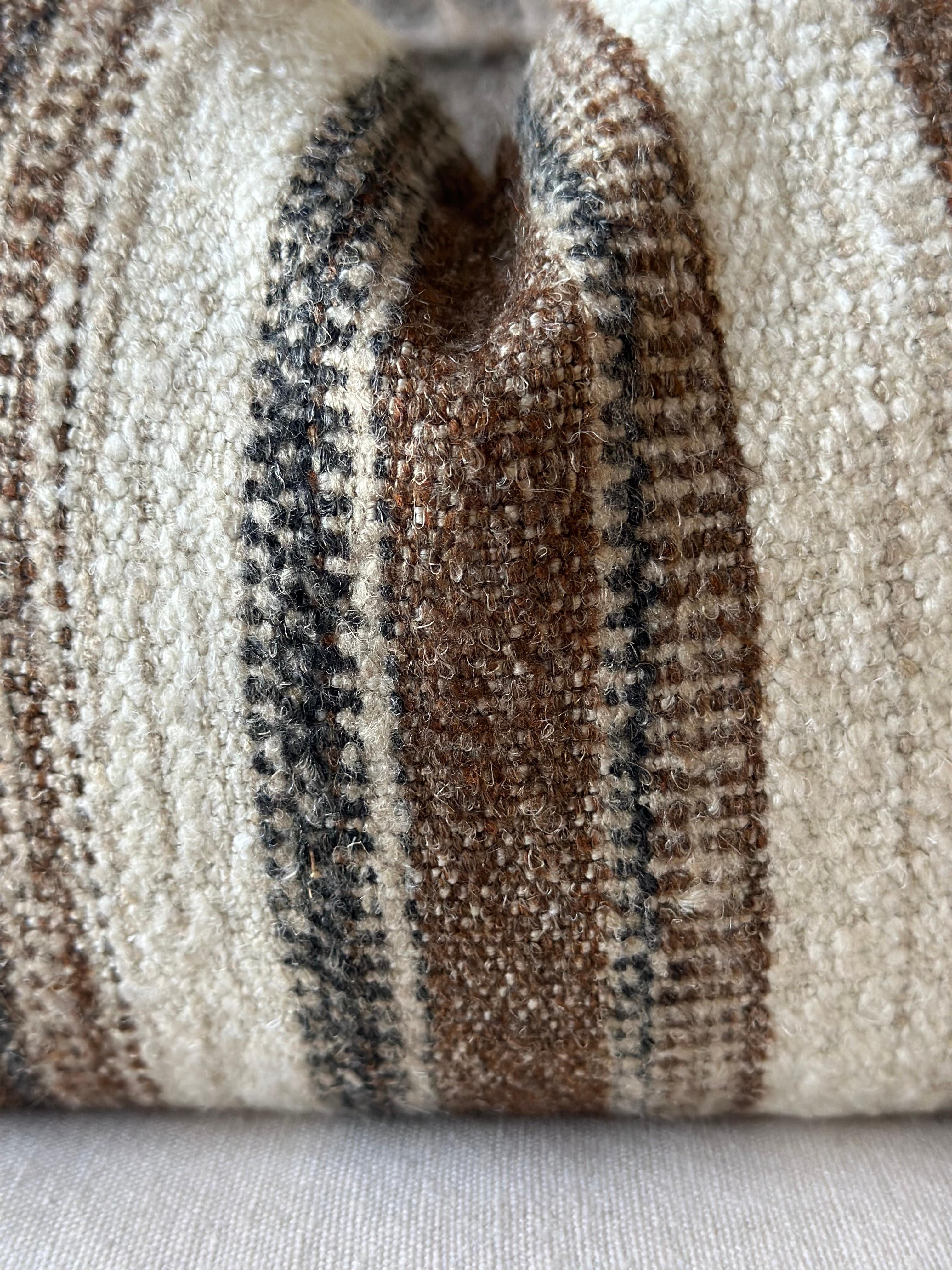 Américain Coussin lombaire tissé belge à rayures de laine et de laine avec insert en duvet en vente