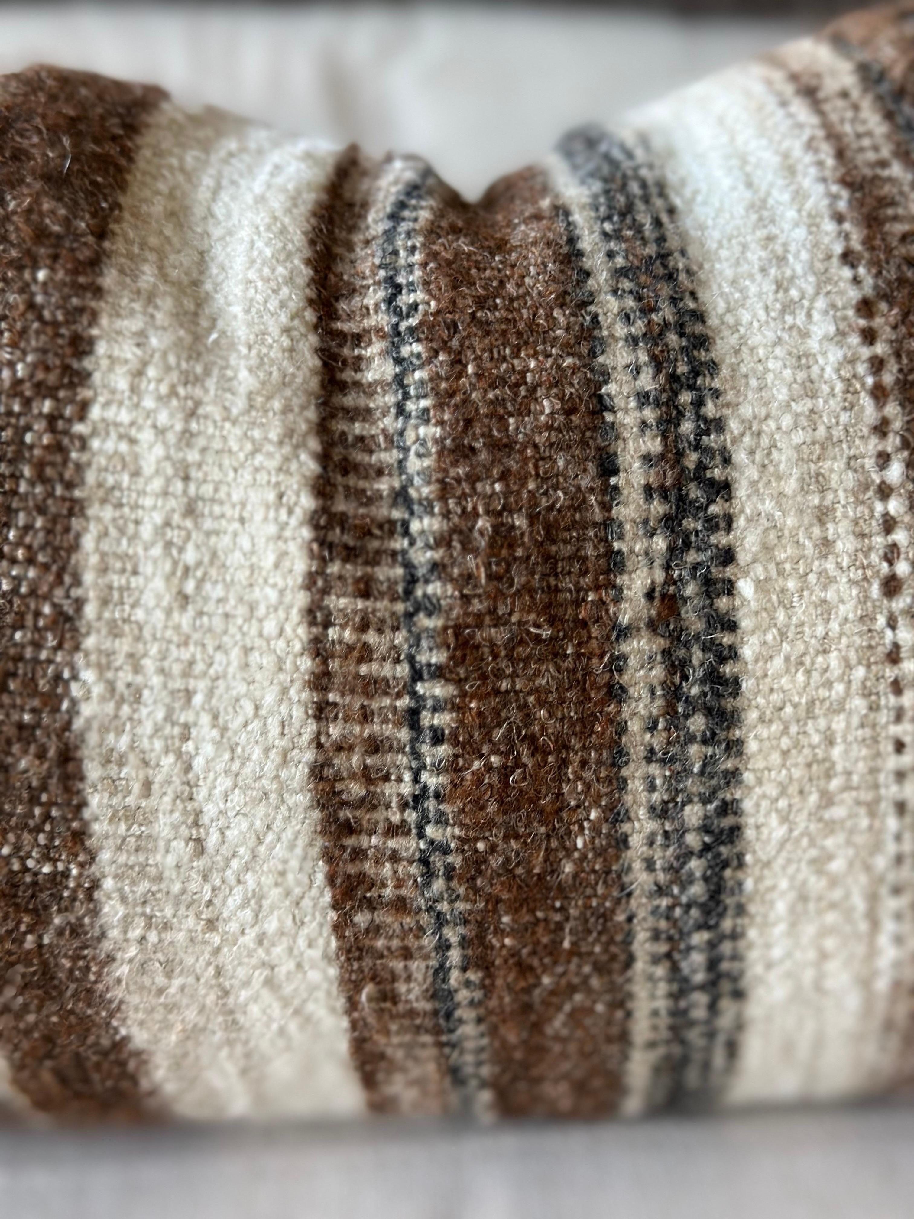 Coussin lombaire tissé belge à rayures de laine et de laine avec insert en duvet Neuf - En vente à Brea, CA