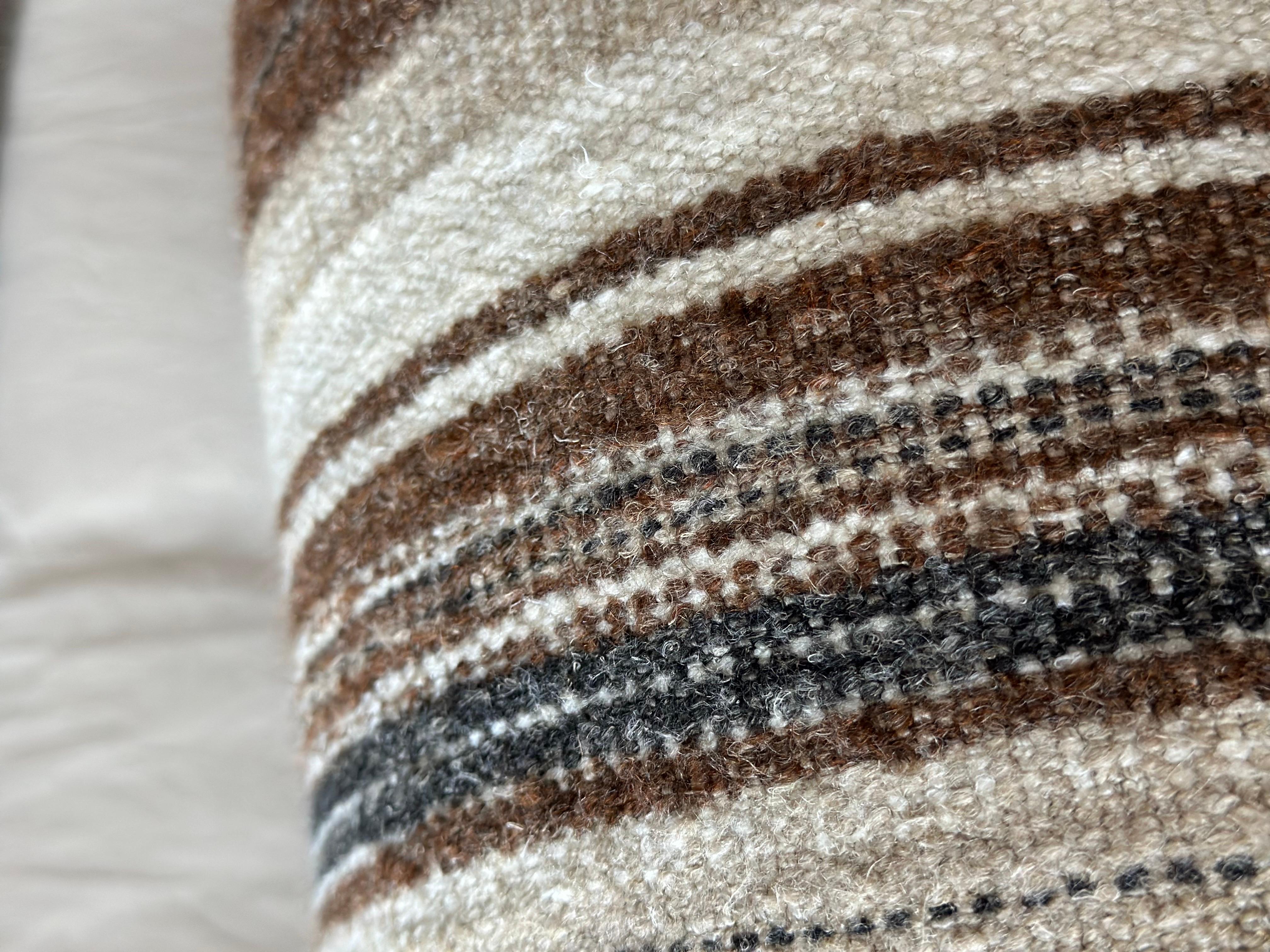 XXIe siècle et contemporain Coussin lombaire tissé belge à rayures de laine et de laine avec insert en duvet en vente