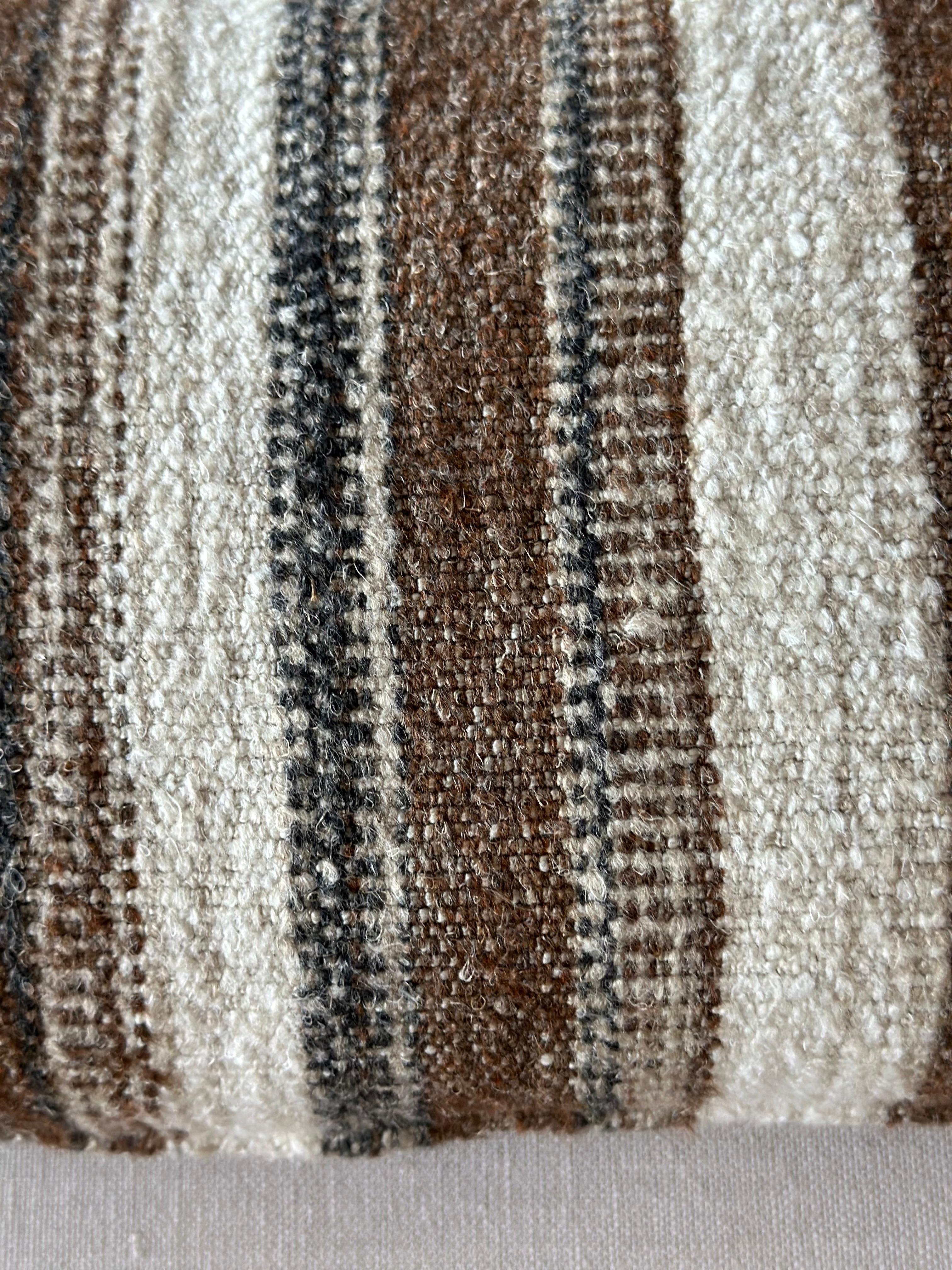 Plumes Coussin lombaire tissé belge à rayures de laine et de laine avec insert en duvet en vente