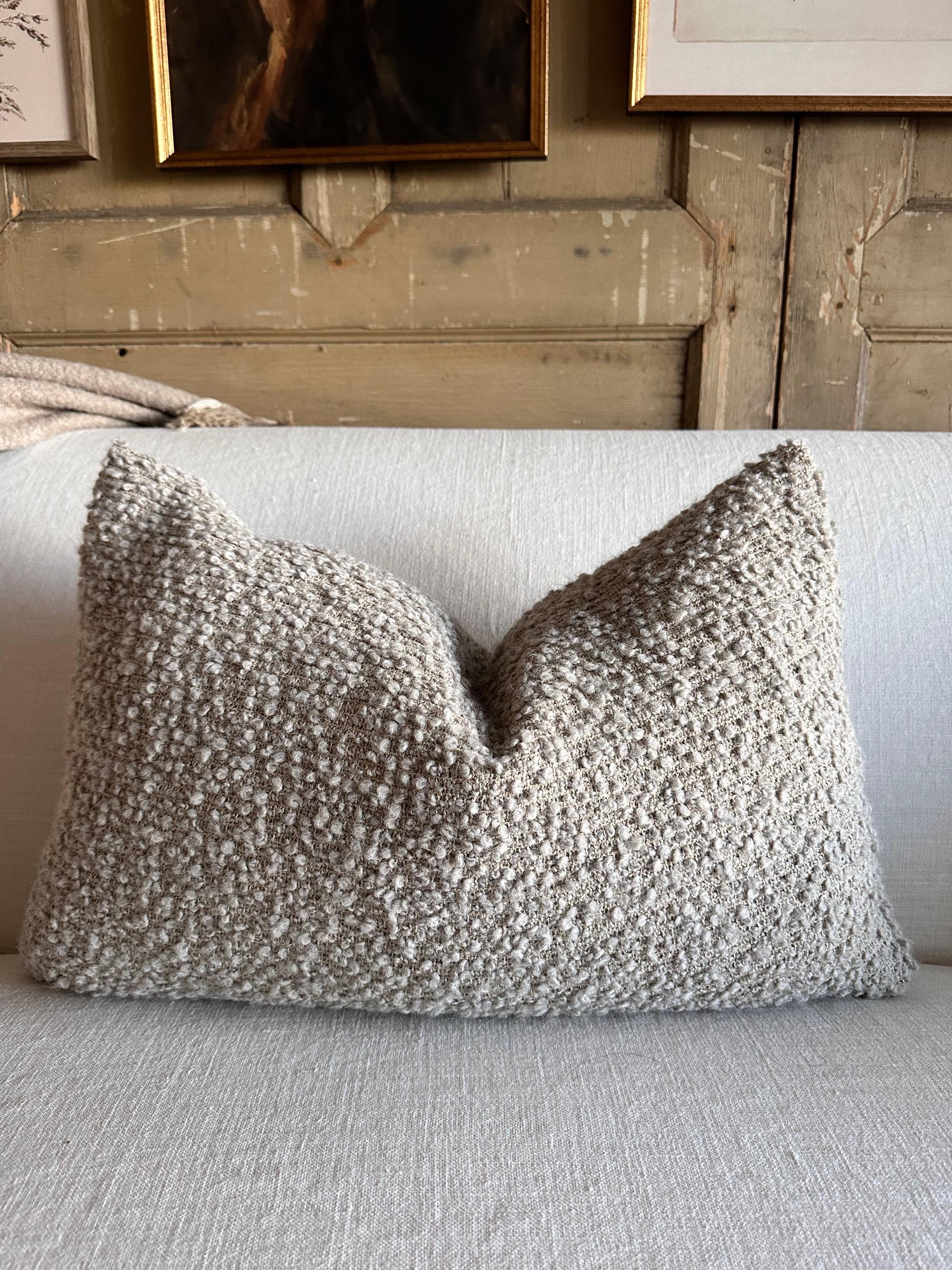 Handgewebte Wolle und Leinen Petite Lumbar Pillow
Dieses wunderschöne wolkengraue Boucle-Lumenkissen ist extrem weich und setzt einen perfekten Akzent in Ihrem Raum.
Inklusive Daunen-/Federkerneinlage
Größe: 15X24
Verschluss mit