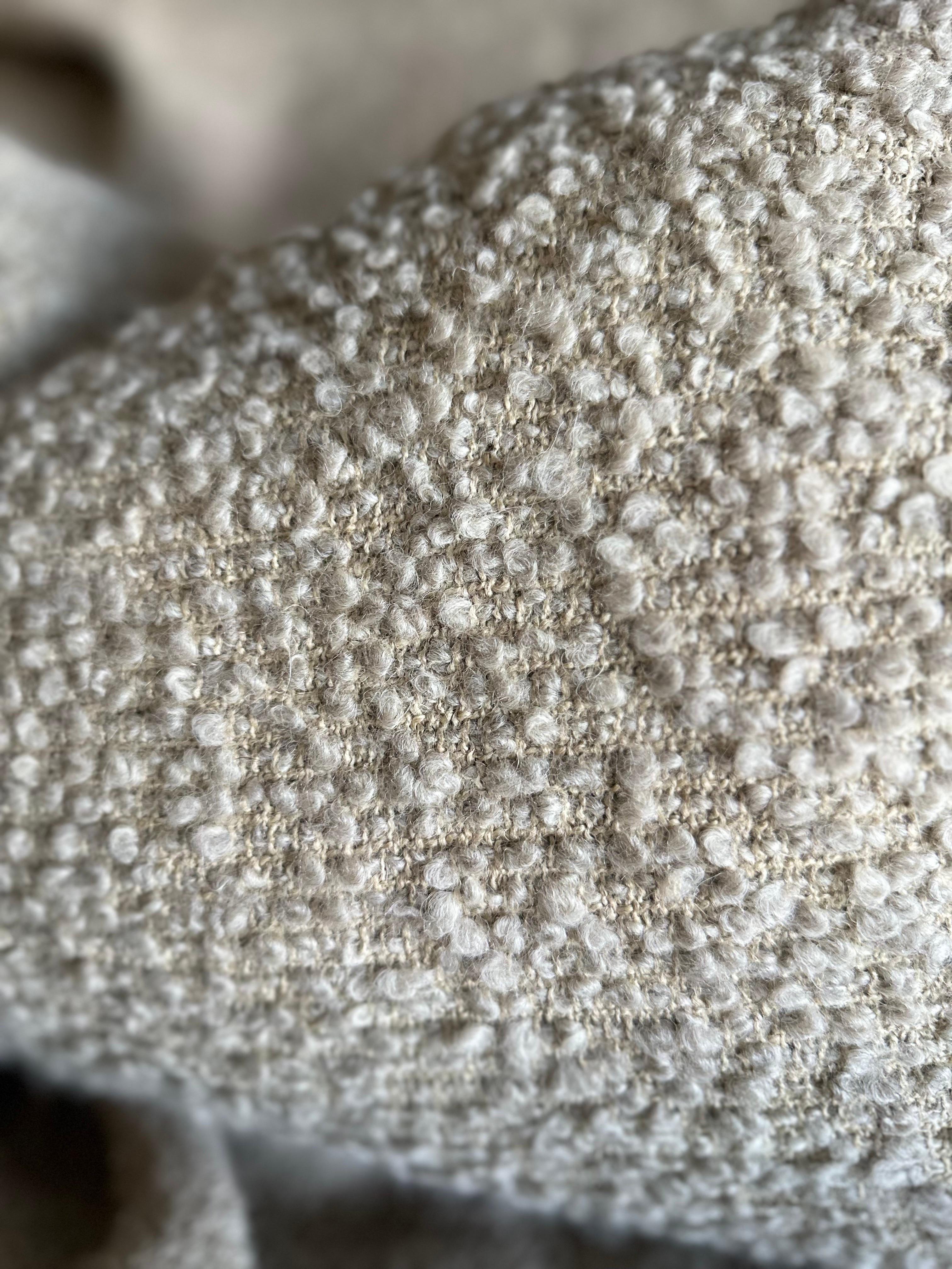 Lendenkissen aus gewebter belgischer Wolle und Leinen in Could Gray aus Boucle-Stoff (21. Jahrhundert und zeitgenössisch) im Angebot