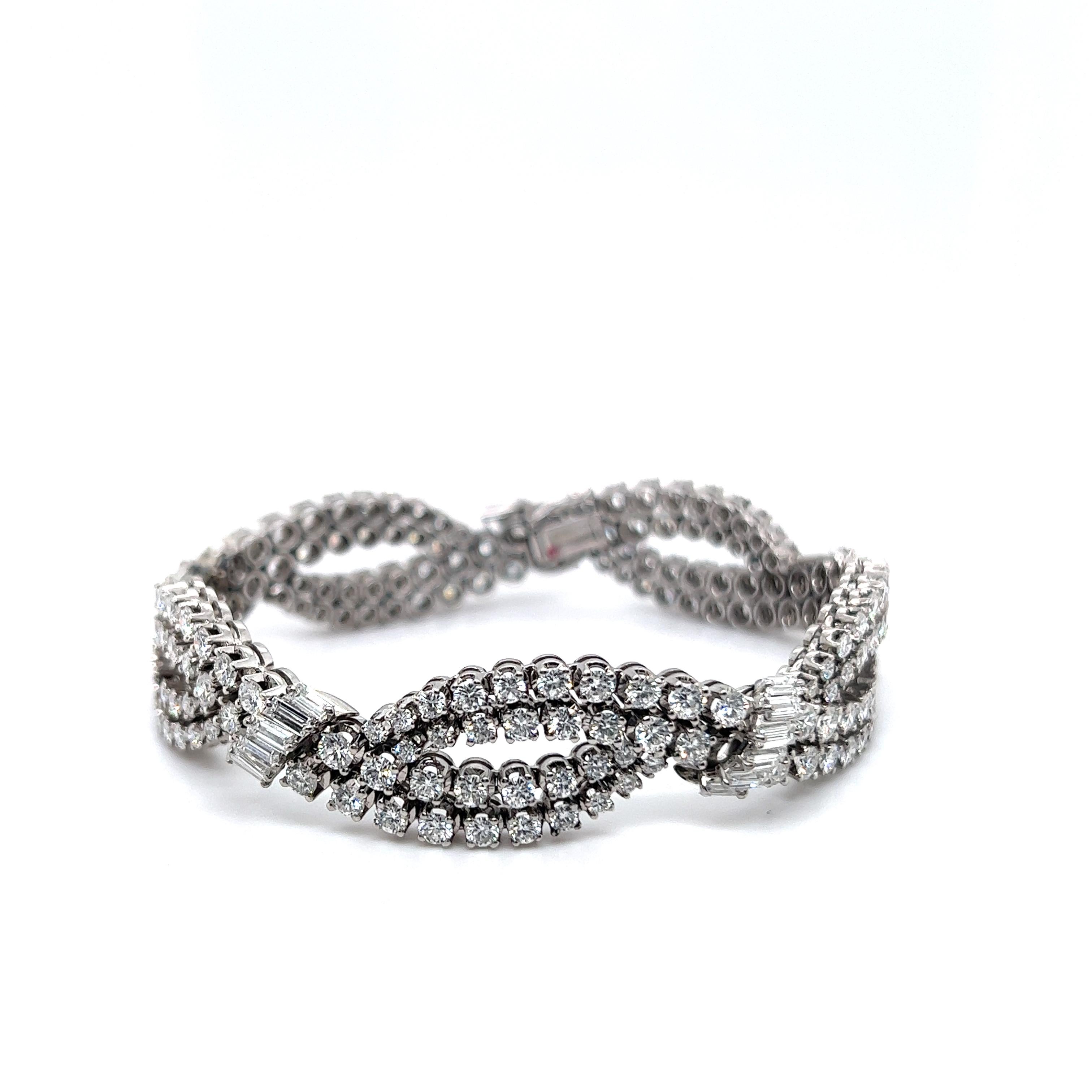 Un bracelet esthétique tissé de diamants en or blanc 18 carats. Le charme des classiques, incarné par un design élégant et une qualité exceptionnelle. 

180 diamants taille brillant de tot. 9,40 carats créent quatre rangs entrelacés les uns aux