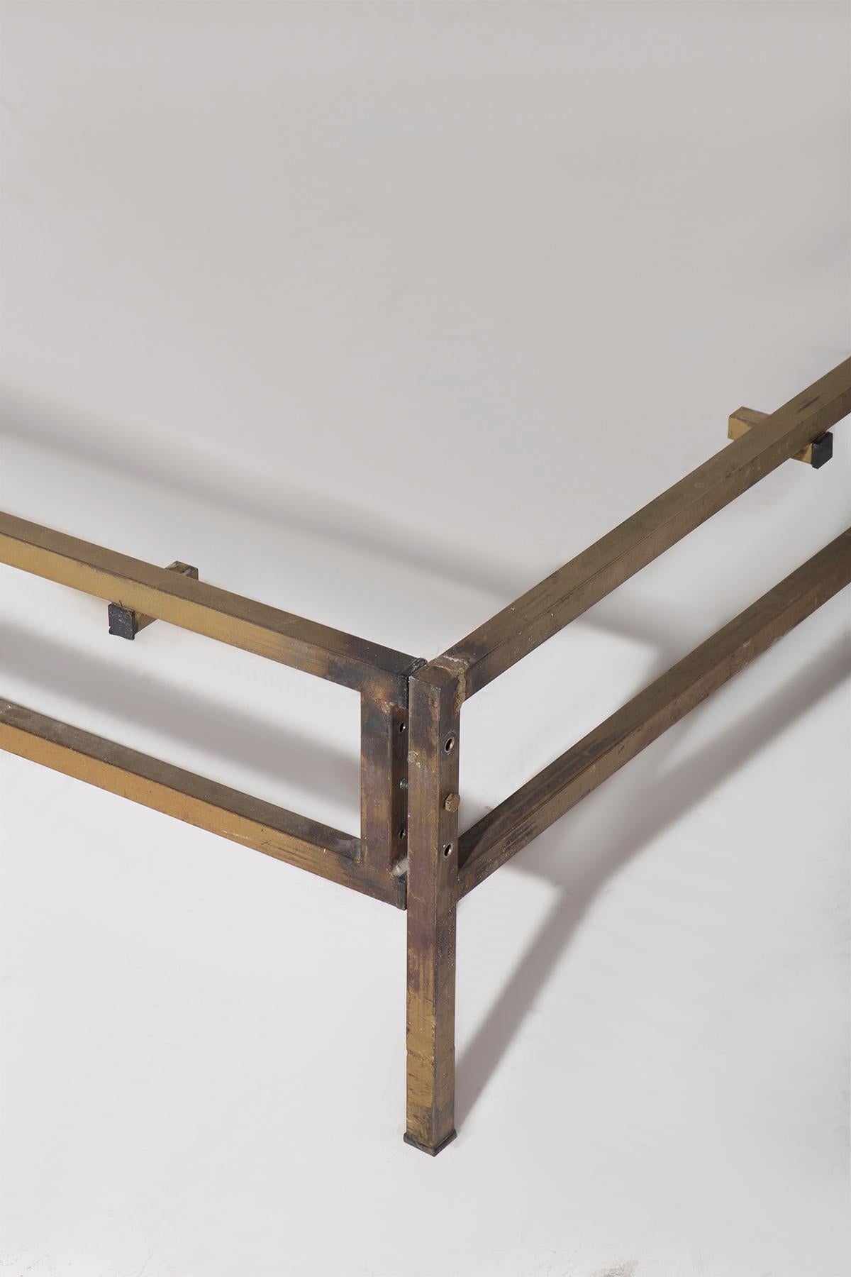 This splendid bed headboard, crafted in the 1960s from hand-hammered brass, is a work by the renowned Italian designer Luciano Frigerio. The unique and refined design of this headboard is distinguished by the intricate weave of brass strips,
