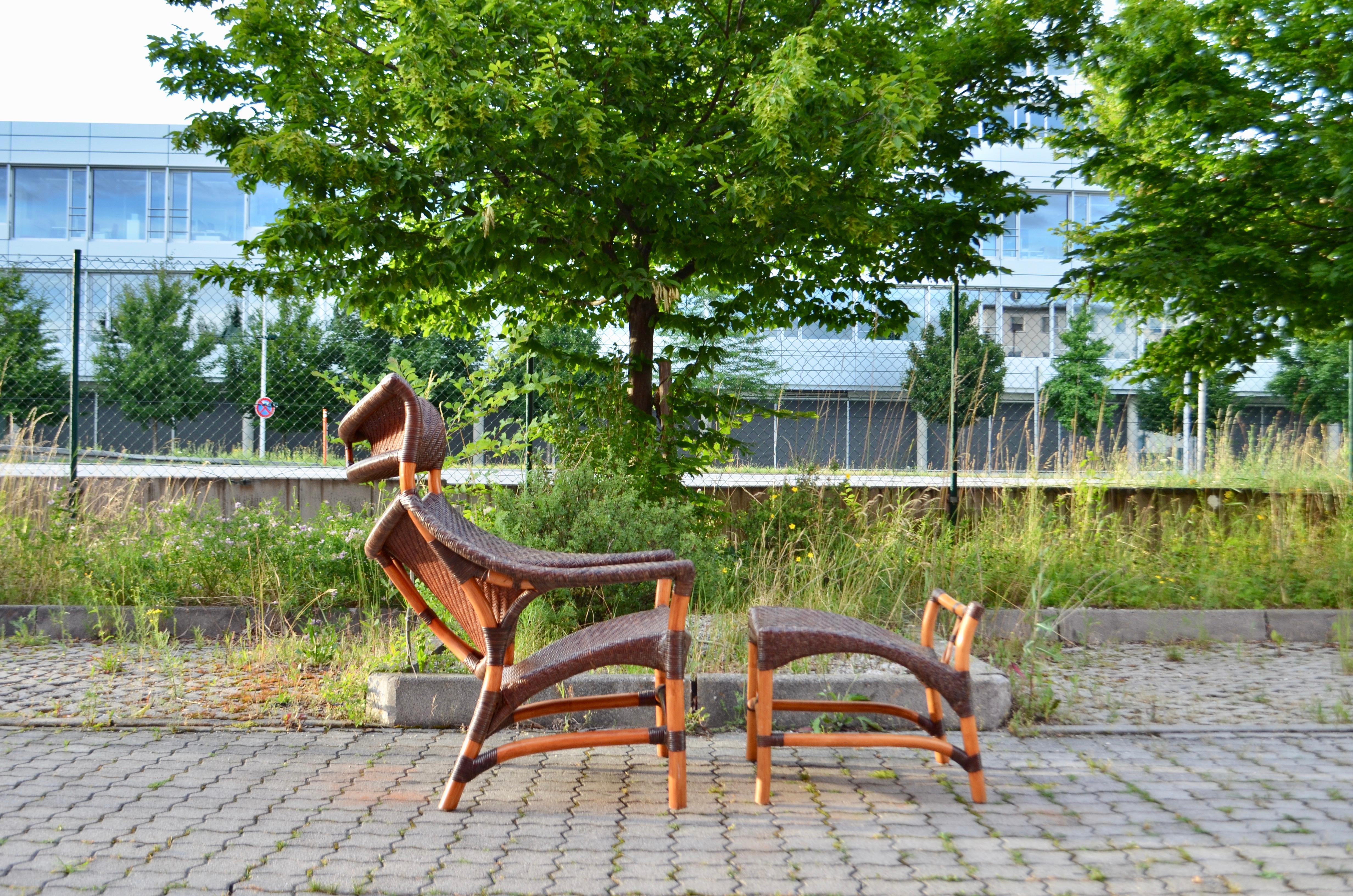 Una hermosa silla de caña tejida orgánicamente con armazón de bambú.
Diseñado por Yuzuru Yamakawa para Yamkawa rattan.
1ª versión de los años 80.
La silla de caña de bambú viene con la otomana, que combina a la perfección en una forma de línea