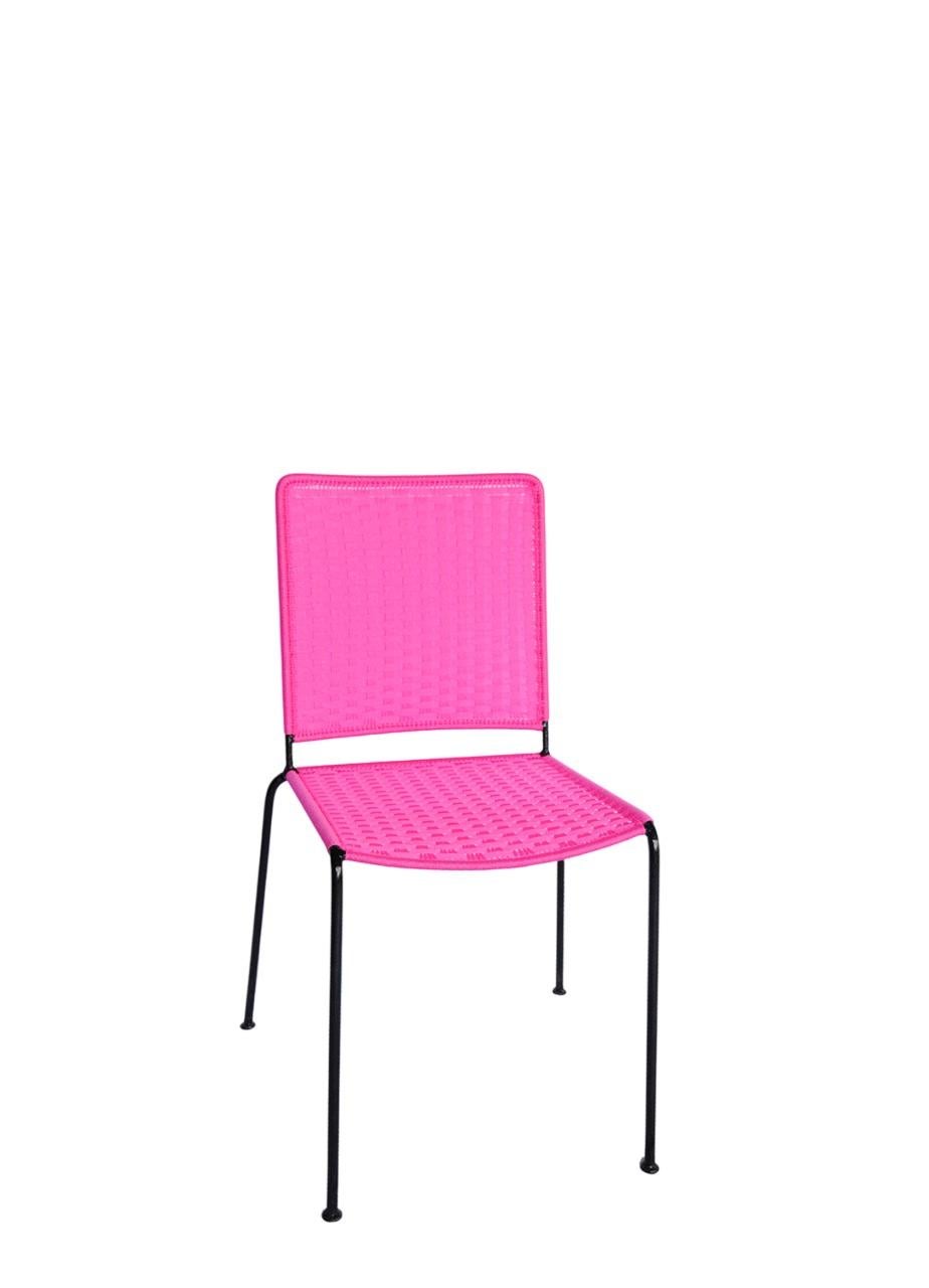 Realizzate con una semplicità sorprendente e un fascino senza tempo, queste sedie intrecciate sono tessute a mano in Africa utilizzando una resistente corda di nylon su una struttura in acciaio rigenerato e battuto a mano. Ogni pezzo è il risultato