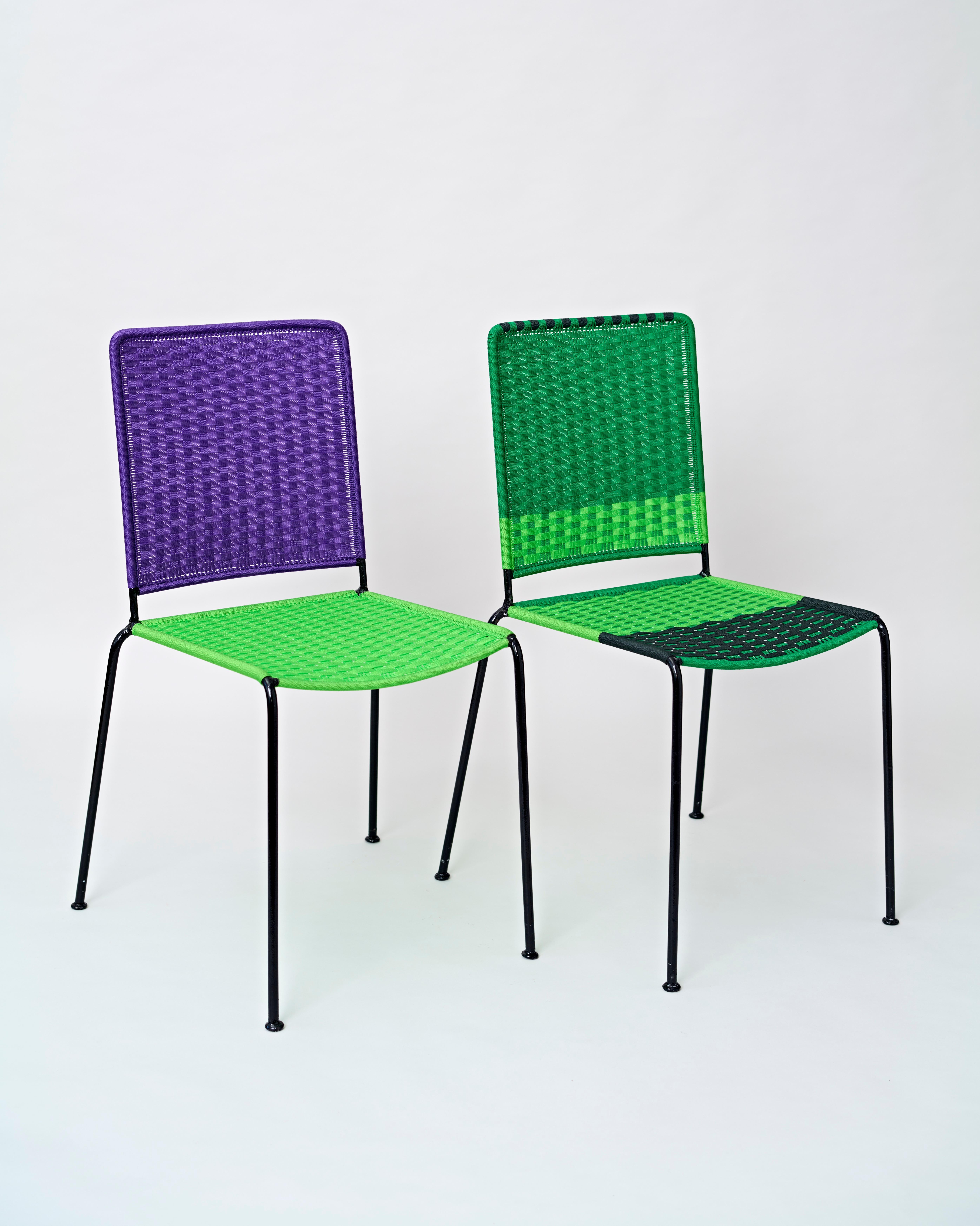 Realizzate con una semplicità sorprendente e un fascino senza tempo, queste sedie intrecciate sono tessute a mano in Africa utilizzando una resistente corda di nylon su una struttura in acciaio rigenerato e battuto a mano. Ogni pezzo è il risultato