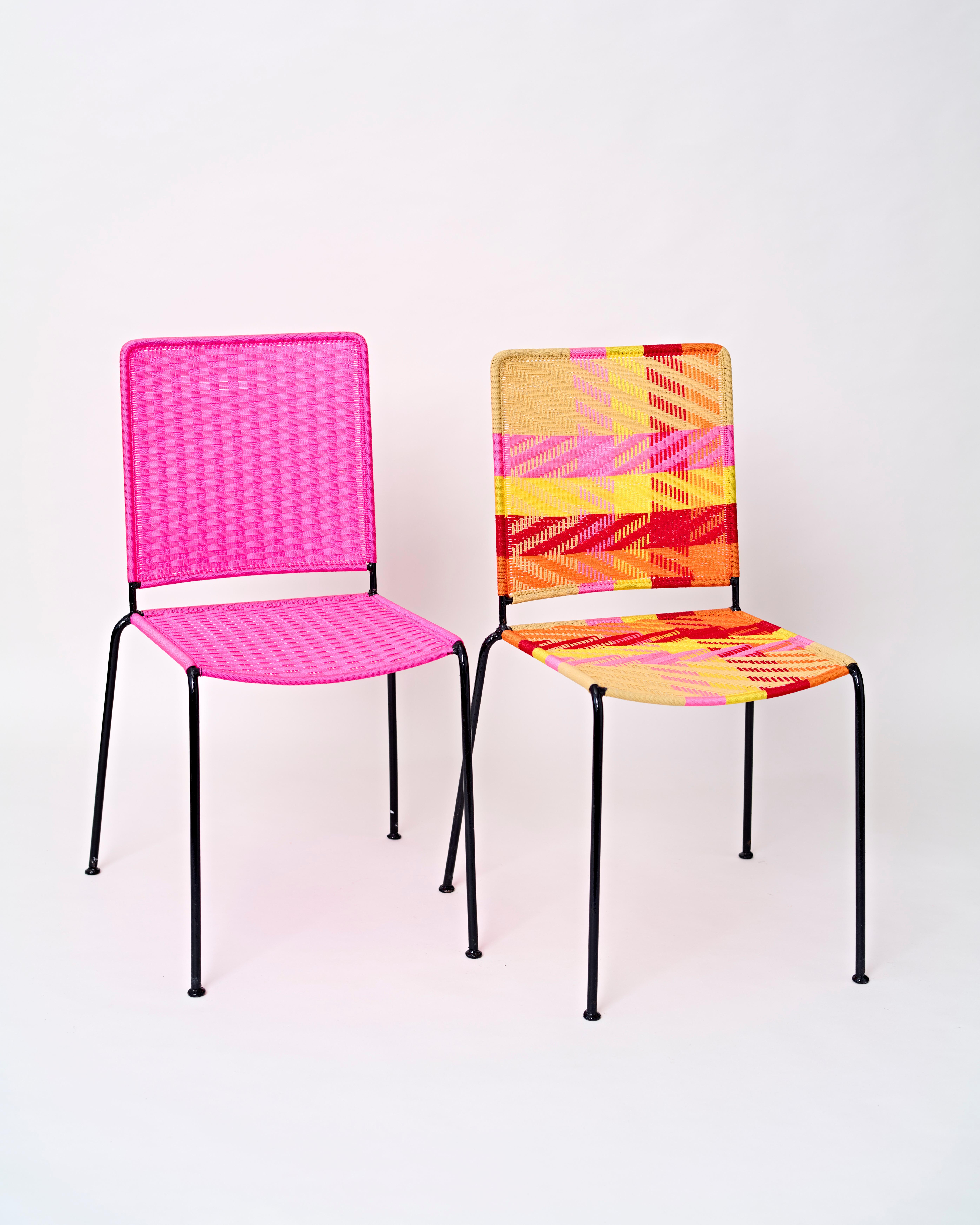 Realizzate con una semplicità sorprendente e un fascino senza tempo, queste sedie intrecciate sono tessute a mano in Africa utilizzando una resistente corda di nylon su una struttura in acciaio rigenerato e battuto a mano. Ogni pezzo è il risultato