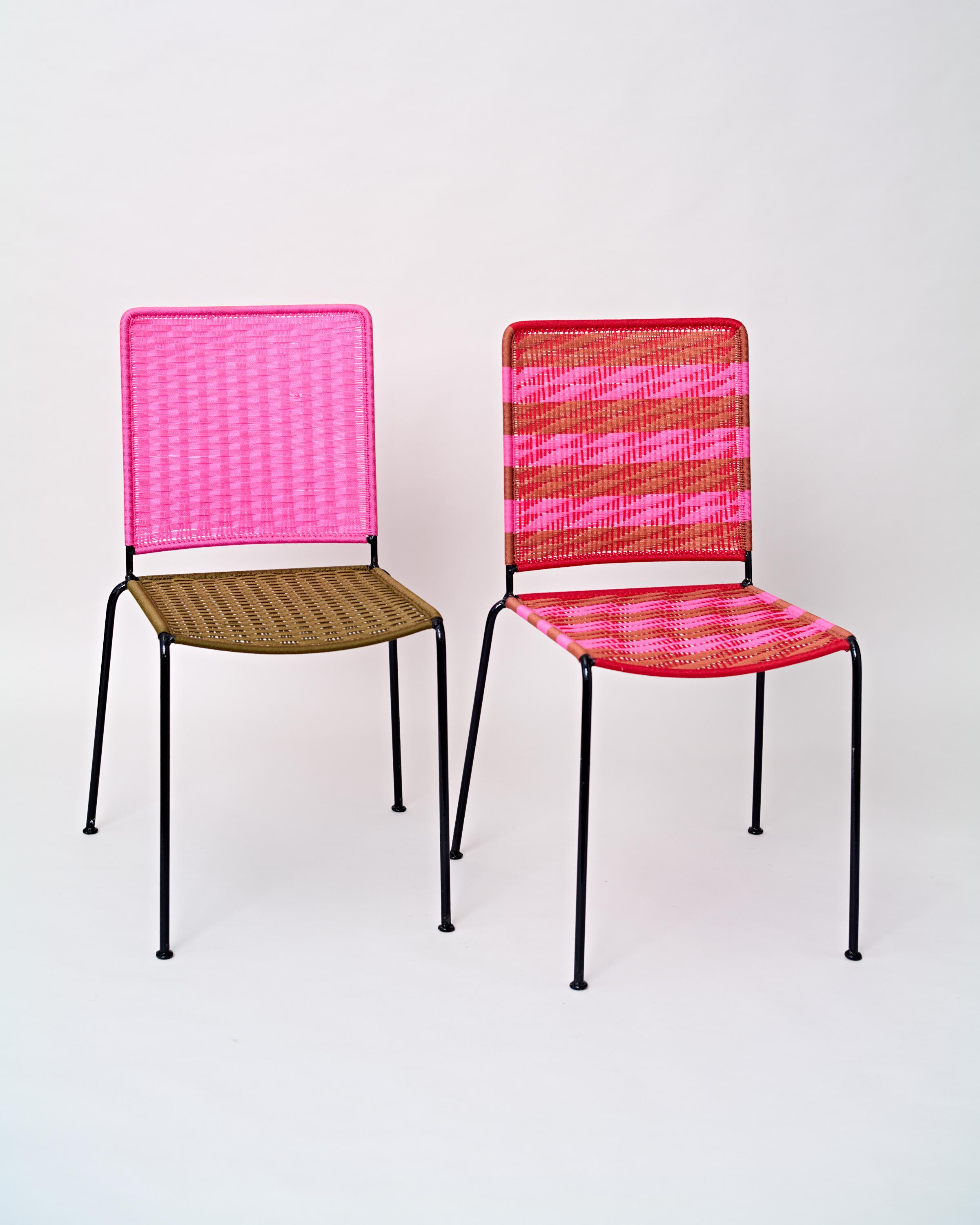 Realizzate con una semplicità sorprendente e un fascino senza tempo, queste sedie intrecciate sono tessute a mano in Africa utilizzando una resistente corda di nylon su una struttura in acciaio rigenerato e battuto a mano. Ogni pezzo è il risultato