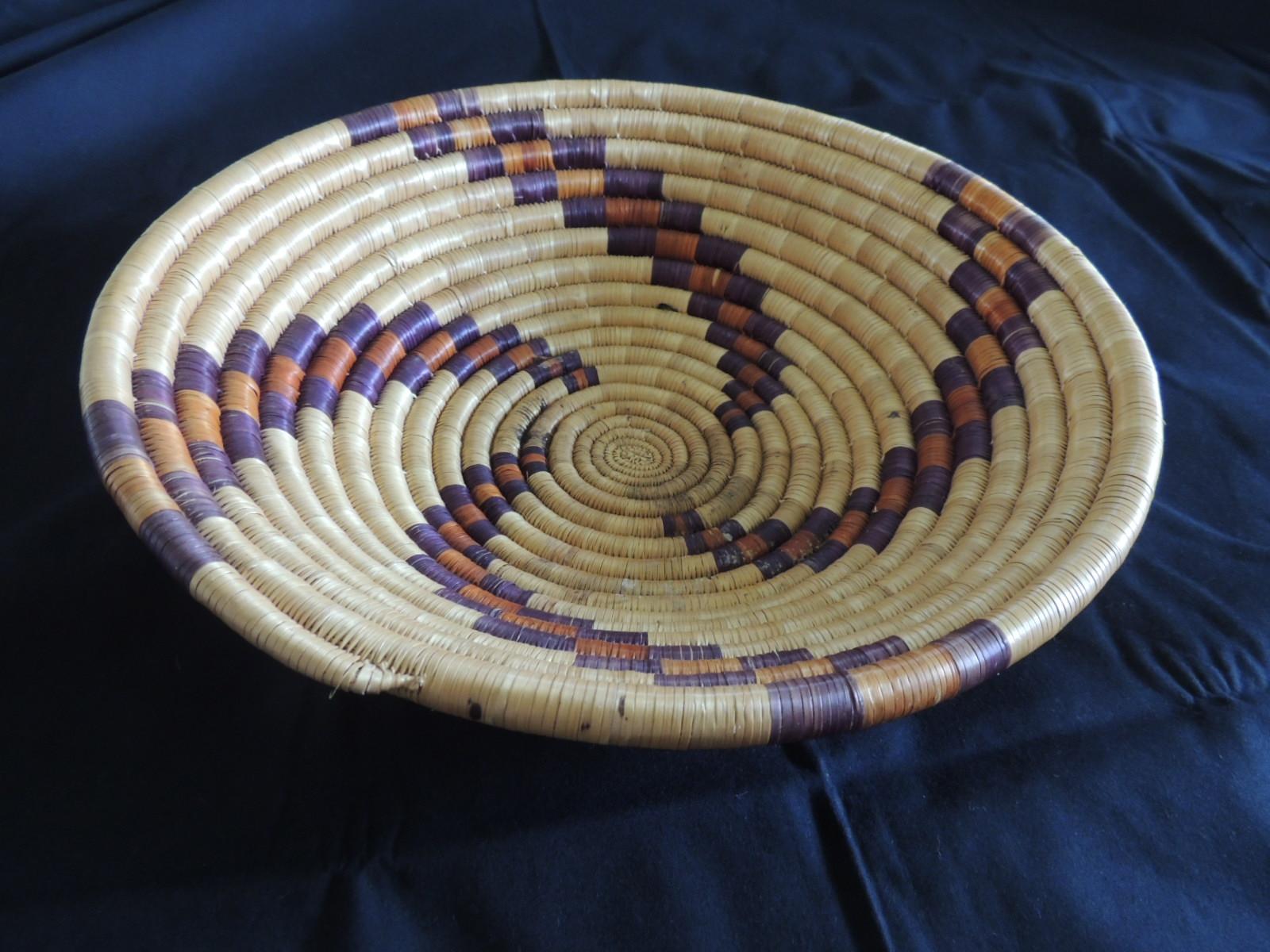 Woven coil round orange and purple basket
Artisanal hand woven basket with tribal designs and patterns all around.
(Is not flat is more like a deep bowl shape)
Africa, 1990s.
Size: 12.5
