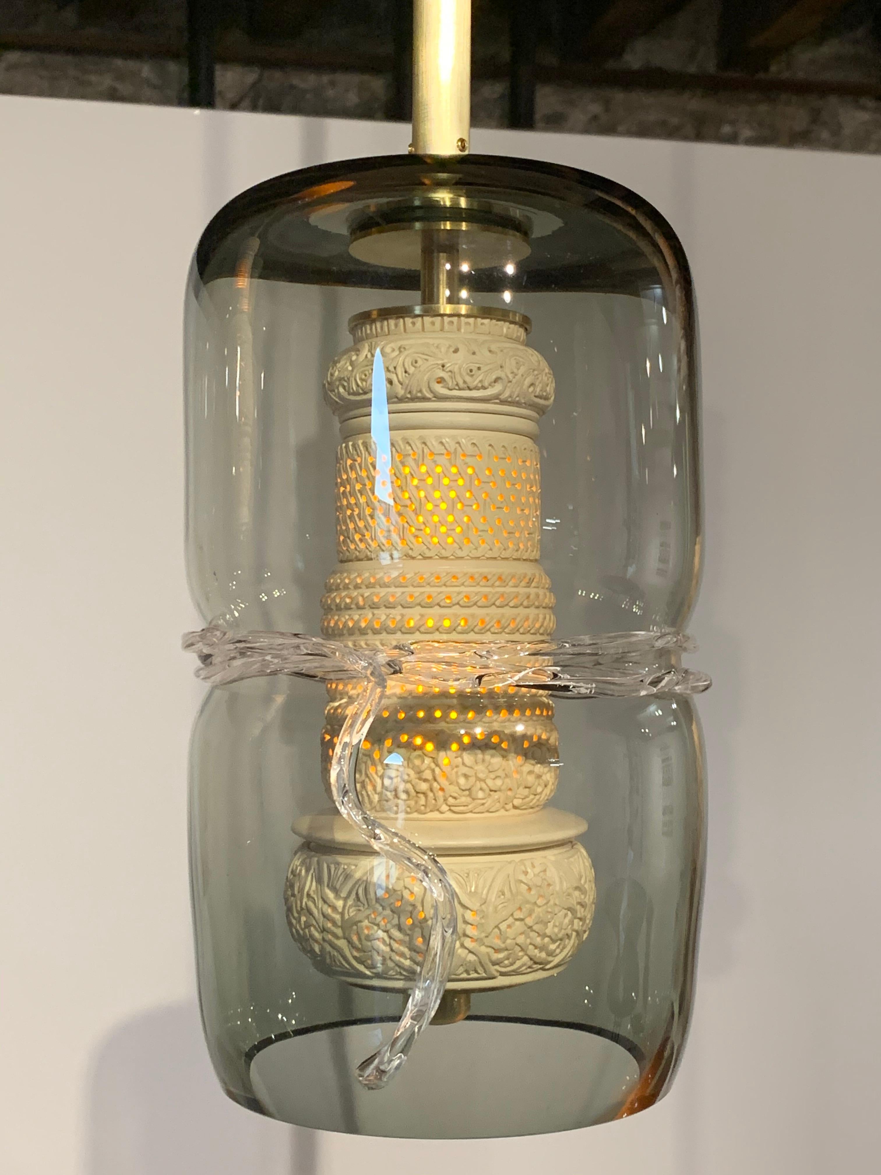 Geflochtener Kolonie-Kronleuchter aus Glas und Meerschaum von Feyza Kemahlioglu im Zustand „Neu“ im Angebot in Philadelphia, PA