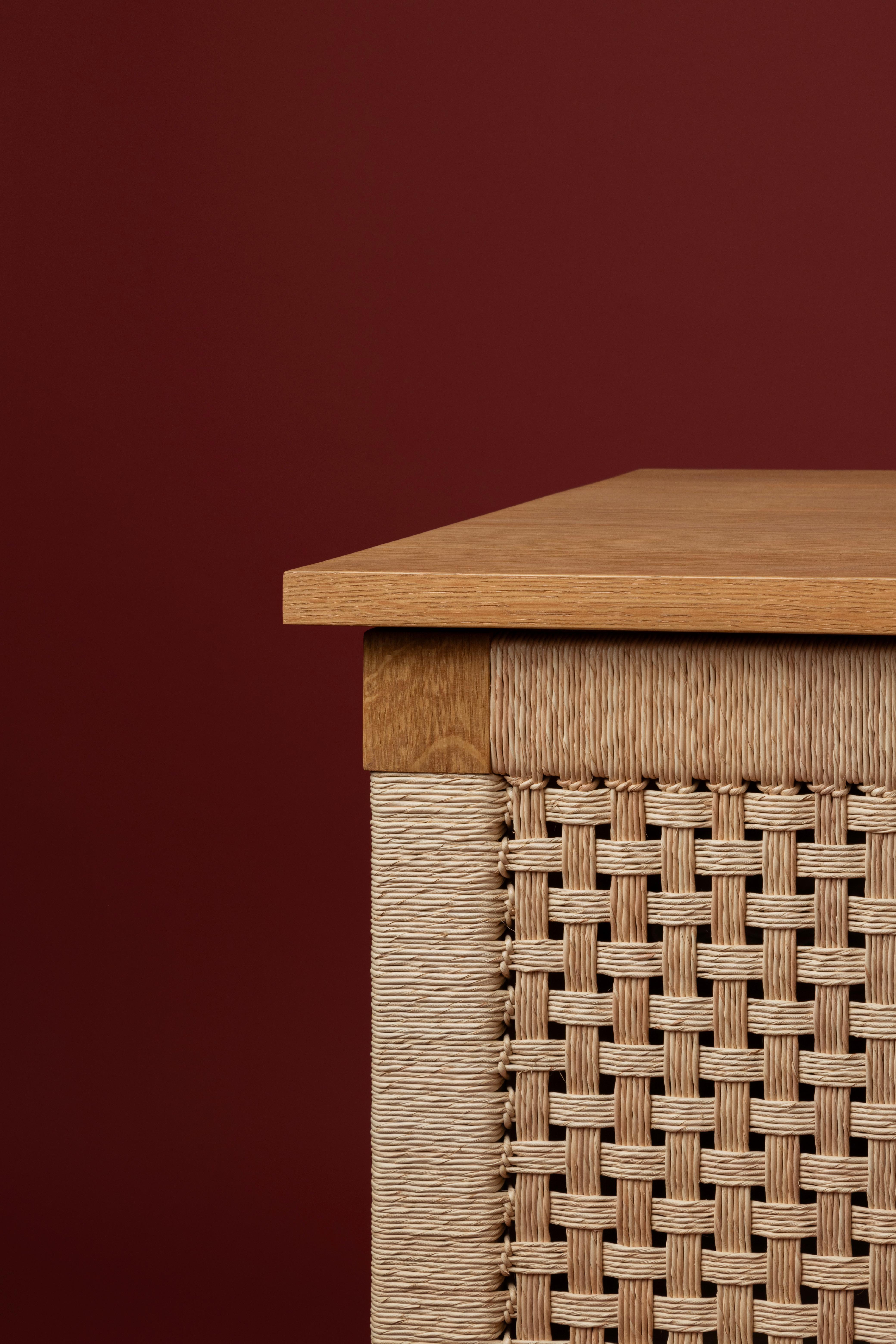 XXI secolo e contemporaneo Credenza con ante in corda di palma intrecciata a mano di Michael van Beuren da LUTECA in vendita