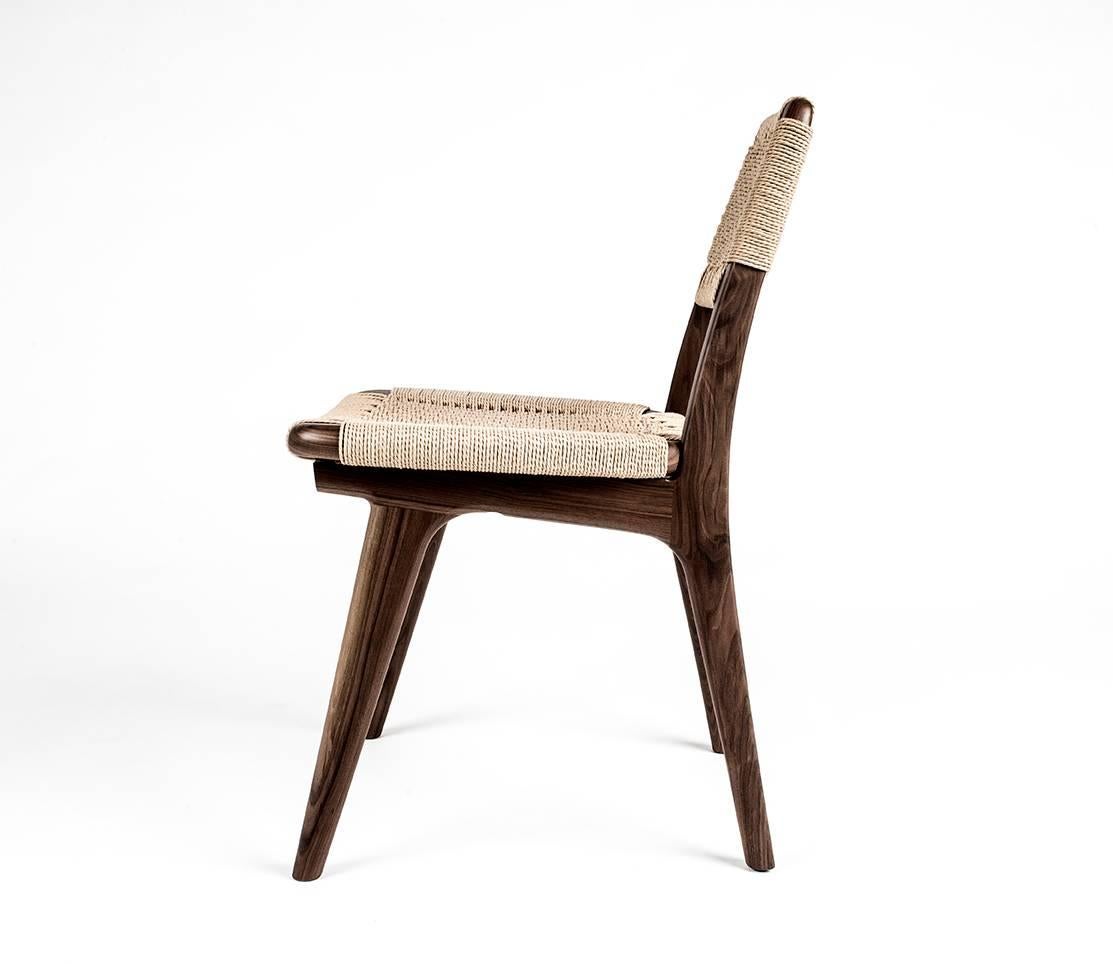 Chaise de salle à manger ou de bureau à dossier bas Rian, inspirée du milieu du siècle dernier, fabriquée en bois dur et en cordon danois tissé. Peut être fabriqué avec n'importe quel bois dur domestique ou exotique de votre choix. Toute la beauté