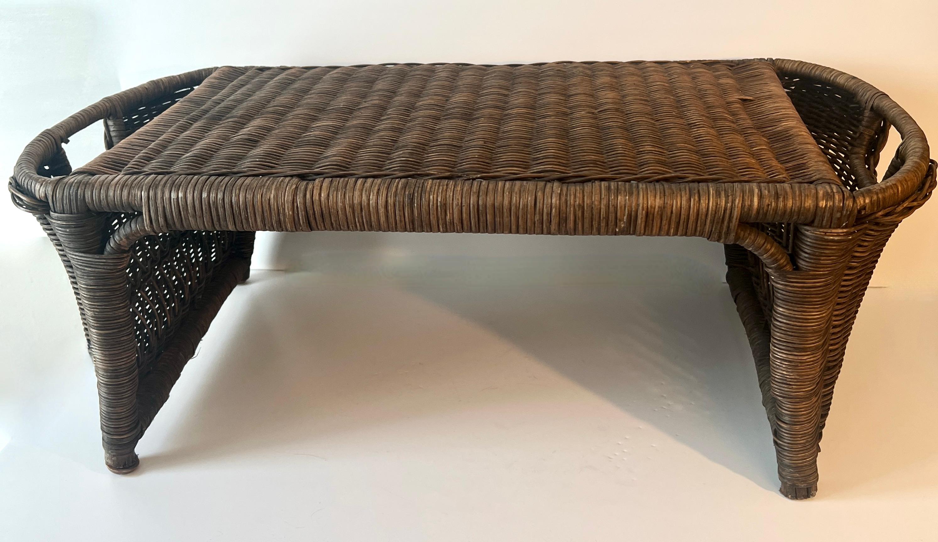 Fatto a mano Vassoio da letto in vimini scuro intrecciato con porta libri su maniglie intrecciate in vendita