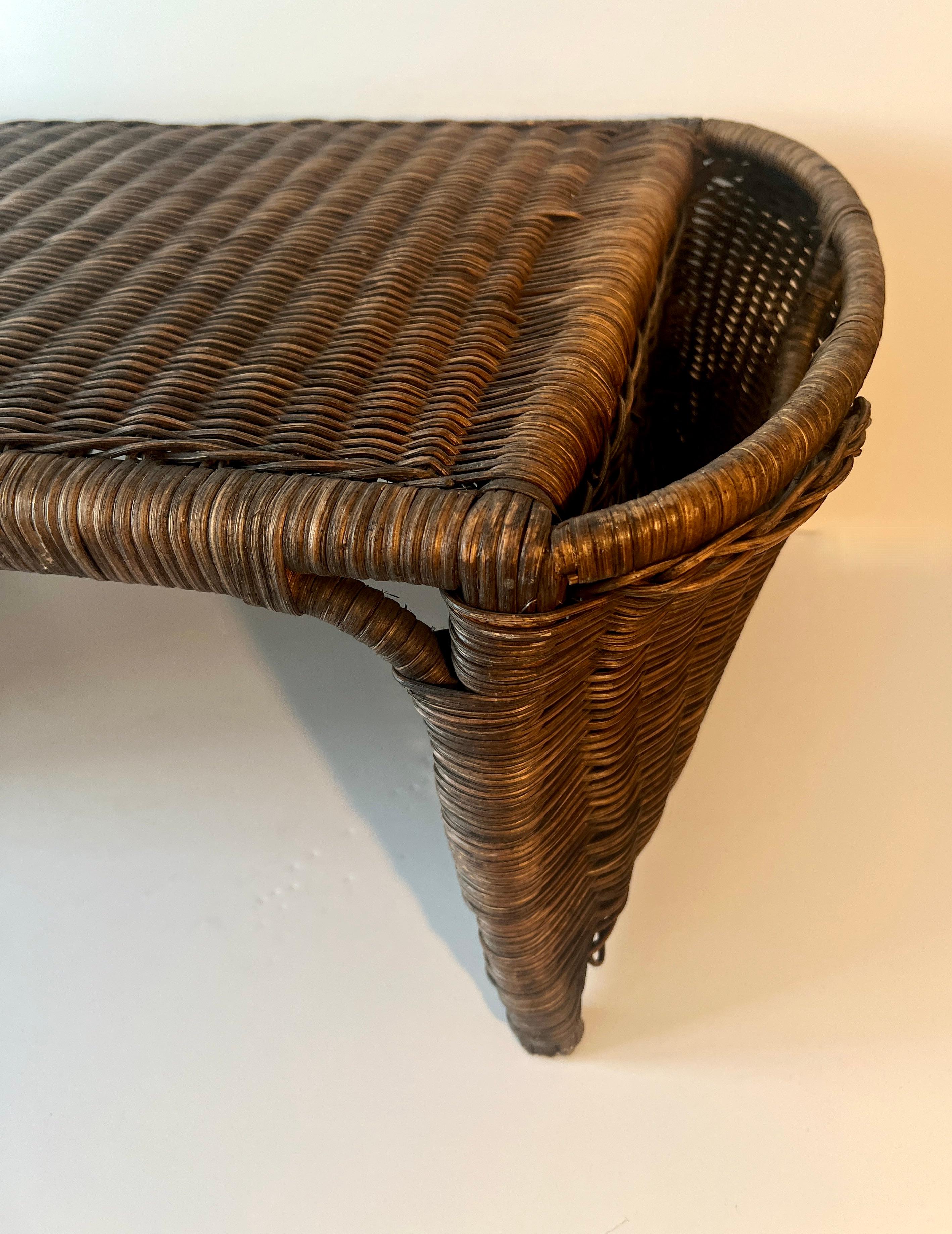 Vassoio da letto in vimini scuro intrecciato con porta libri su maniglie intrecciate In condizioni buone in vendita a Los Angeles, CA